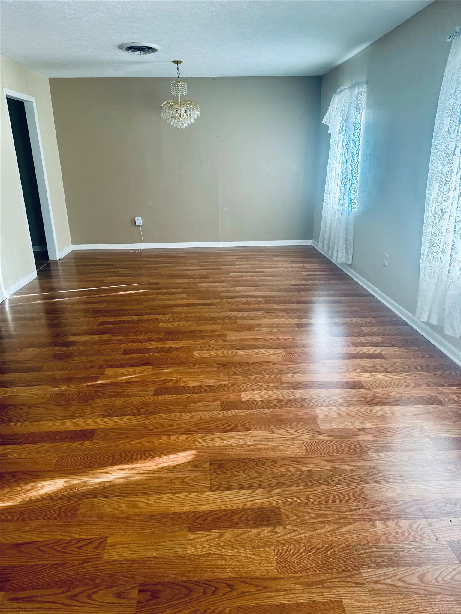 Single Family Residence For Sale in Hunt County , 2601 S Park Street, Commerce, Texas 75428, 3 Bedroom, 2 Bathroom, Garage spaces, 2,292 Sqft, built in 1964, mls#21348131, Real Estate Agent in Commerce, Homes For Sale in Hunt county, Homes For Sale in Commerce, Realtor in Commerce Texas, Real Estate Brokerage Independent Realty Texas, Luminita Cordes Realtor