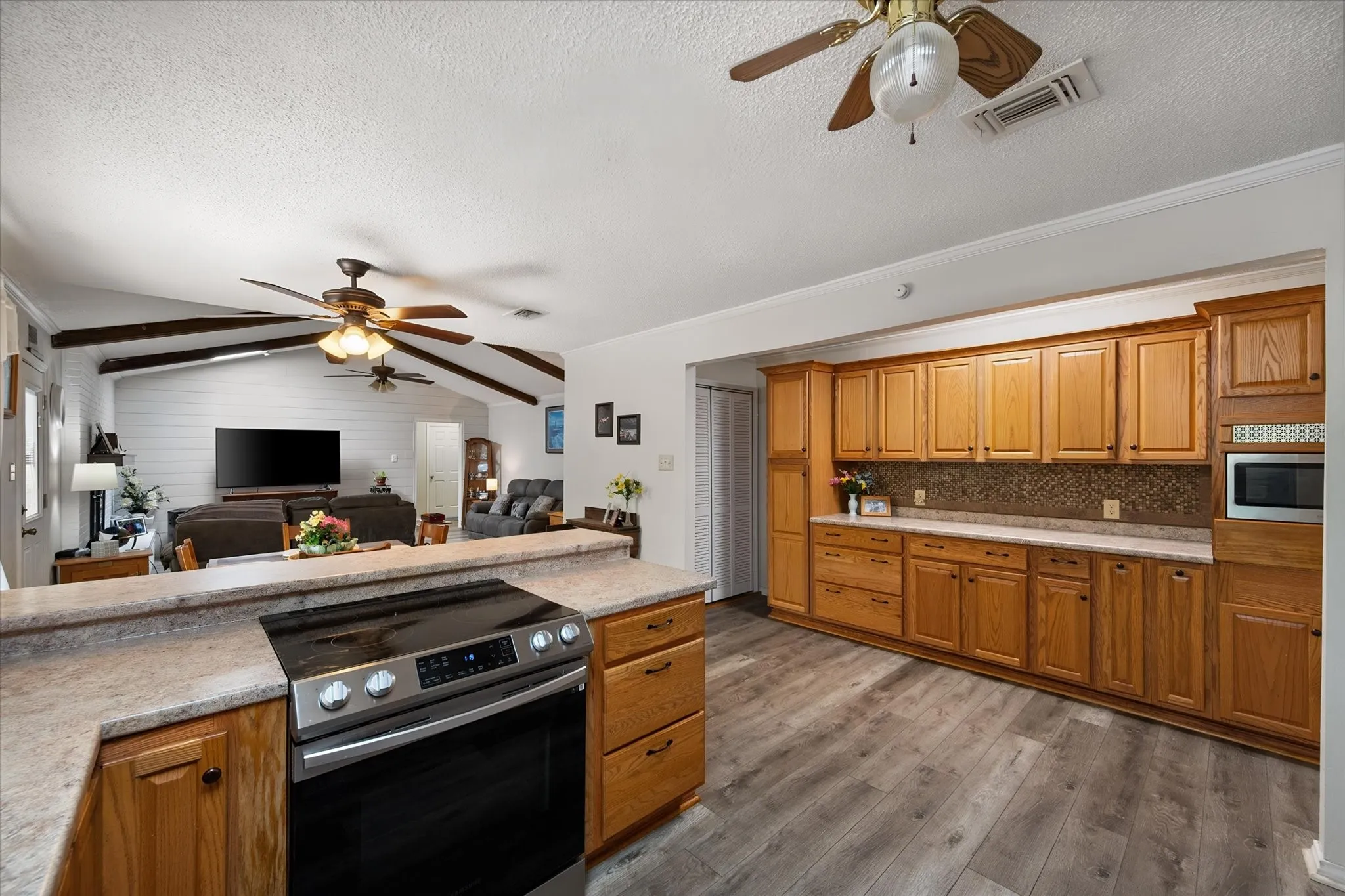 Single Family Residence For Sale in Johnson County , 902 Greenbriar Drive, Joshua, Texas 76058, 3 Bedroom, 2 Bathroom, 3 Garage spaces, 2,152 Sqft, built in 1973, mls#21345500, Real Estate Agent in Joshua, Homes For Sale in Johnson county, Homes For Sale in Joshua, Realtor in Joshua Texas, Real Estate Brokerage Independent Realty Texas, Luminita Cordes Realtor