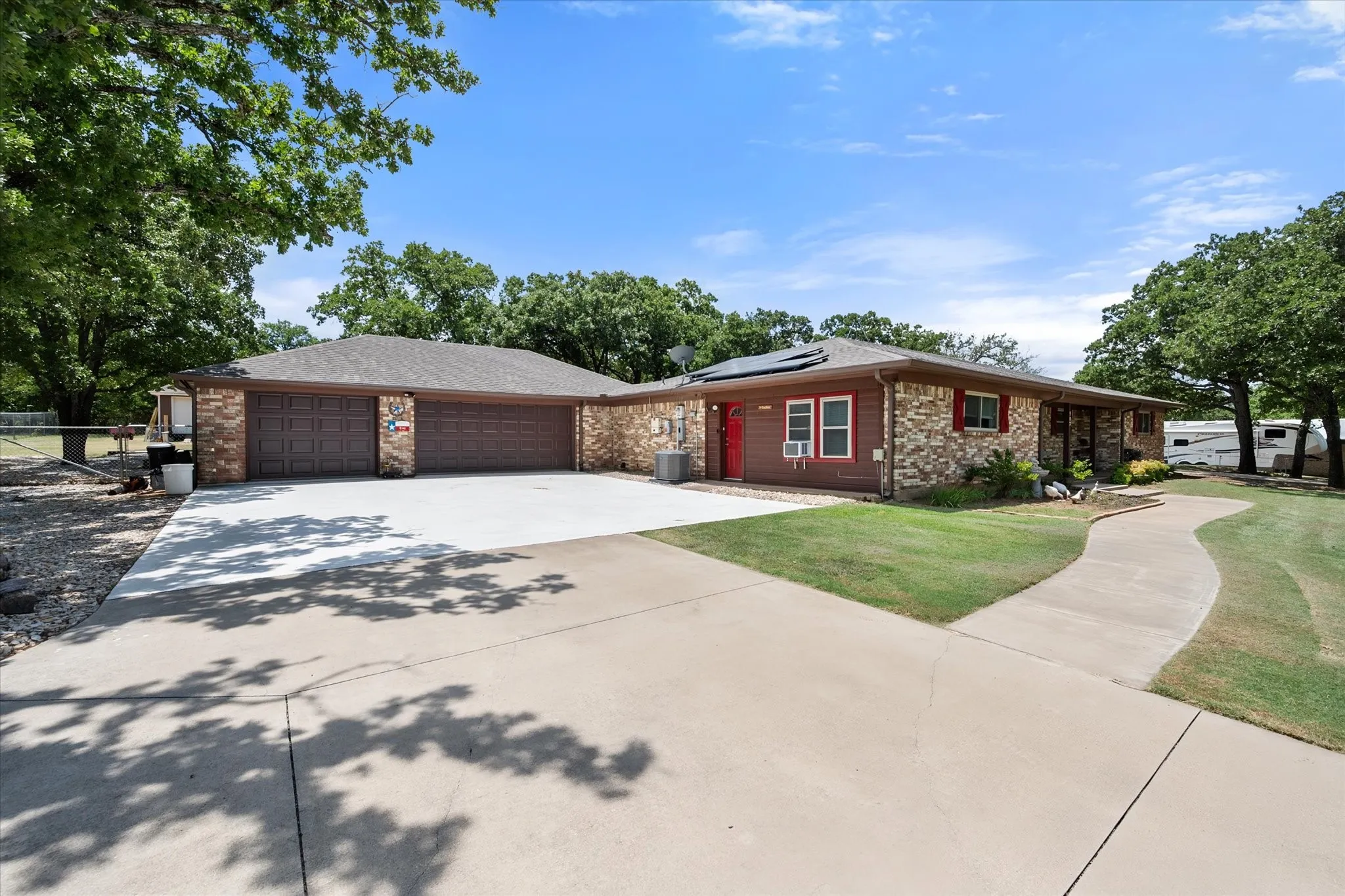 Single Family Residence For Sale in Johnson County , 902 Greenbriar Drive, Joshua, Texas 76058, 3 Bedroom, 2 Bathroom, 3 Garage spaces, 2,152 Sqft, built in 1973, mls#21345500, Real Estate Agent in Joshua, Homes For Sale in Johnson county, Homes For Sale in Joshua, Realtor in Joshua Texas, Real Estate Brokerage Independent Realty Texas, Luminita Cordes Realtor