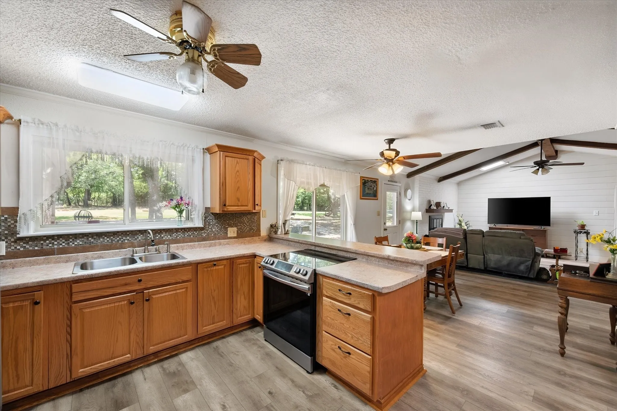 Single Family Residence For Sale in Johnson County , 902 Greenbriar Drive, Joshua, Texas 76058, 3 Bedroom, 2 Bathroom, 3 Garage spaces, 2,152 Sqft, built in 1973, mls#21345500, Real Estate Agent in Joshua, Homes For Sale in Johnson county, Homes For Sale in Joshua, Realtor in Joshua Texas, Real Estate Brokerage Independent Realty Texas, Luminita Cordes Realtor