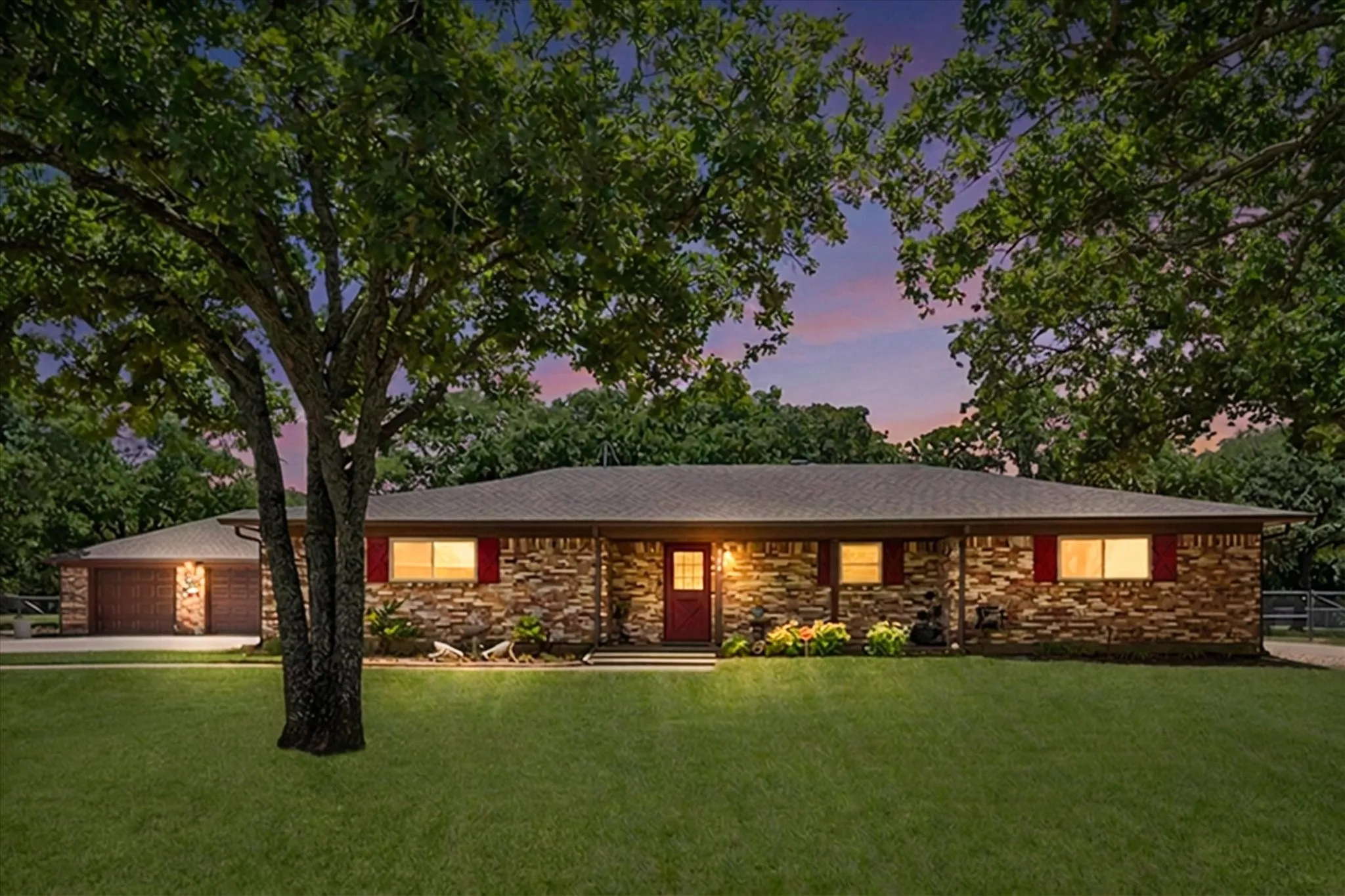 Single Family Residence For Sale in Johnson County , 902 Greenbriar Drive, Joshua, Texas 76058, 3 Bedroom, 2 Bathroom, 3 Garage spaces, 2,152 Sqft, built in 1973, mls#21345500, Real Estate Agent in Joshua, Homes For Sale in Johnson county, Homes For Sale in Joshua, Realtor in Joshua Texas, Real Estate Brokerage Independent Realty Texas, Luminita Cordes Realtor