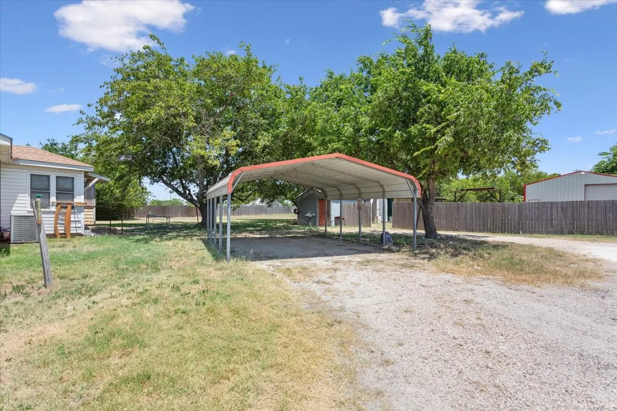 Single Family Residence For Sale in Mc Lennan County , 9542 Heritage Parkway, West, Texas 76691, 3 Bedroom, 1 Bathroom, Garage spaces, 1,872 Sqft, built in 1972, mls#21347833, Real Estate Agent in West, Homes For Sale in Mc Lennan county, Homes For Sale in West, Realtor in West Texas, Real Estate Brokerage Independent Realty Texas, Luminita Cordes Realtor