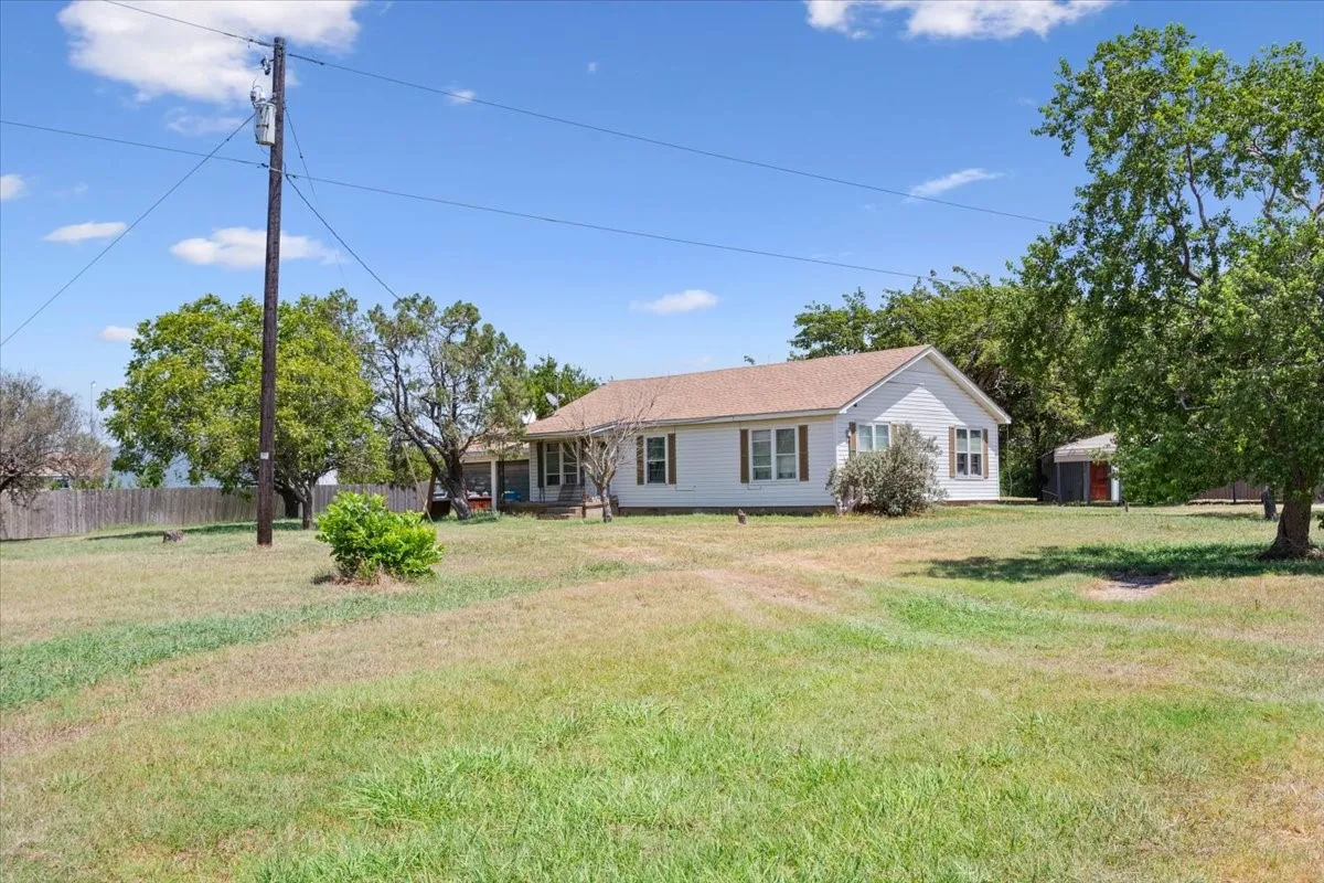 Single Family Residence For Sale in Mc Lennan County , 9542 Heritage Parkway, West, Texas 76691, 3 Bedroom, 1 Bathroom, Garage spaces, 1,872 Sqft, built in 1972, mls#21347833, Real Estate Agent in West, Homes For Sale in Mc Lennan county, Homes For Sale in West, Realtor in West Texas, Real Estate Brokerage Independent Realty Texas, Luminita Cordes Realtor