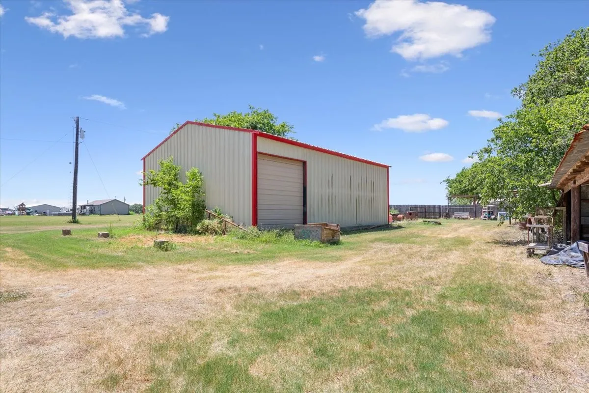 Single Family Residence For Sale in Mc Lennan County , 9542 Heritage Parkway, West, Texas 76691, 3 Bedroom, 1 Bathroom, Garage spaces, 1,872 Sqft, built in 1972, mls#21347833, Real Estate Agent in West, Homes For Sale in Mc Lennan county, Homes For Sale in West, Realtor in West Texas, Real Estate Brokerage Independent Realty Texas, Luminita Cordes Realtor