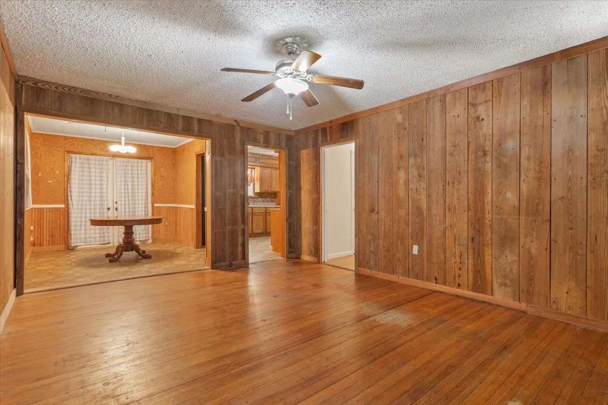 Single Family Residence For Sale in Mc Lennan County , 9542 Heritage Parkway, West, Texas 76691, 3 Bedroom, 1 Bathroom, Garage spaces, 1,872 Sqft, built in 1972, mls#21347833, Real Estate Agent in West, Homes For Sale in Mc Lennan county, Homes For Sale in West, Realtor in West Texas, Real Estate Brokerage Independent Realty Texas, Luminita Cordes Realtor