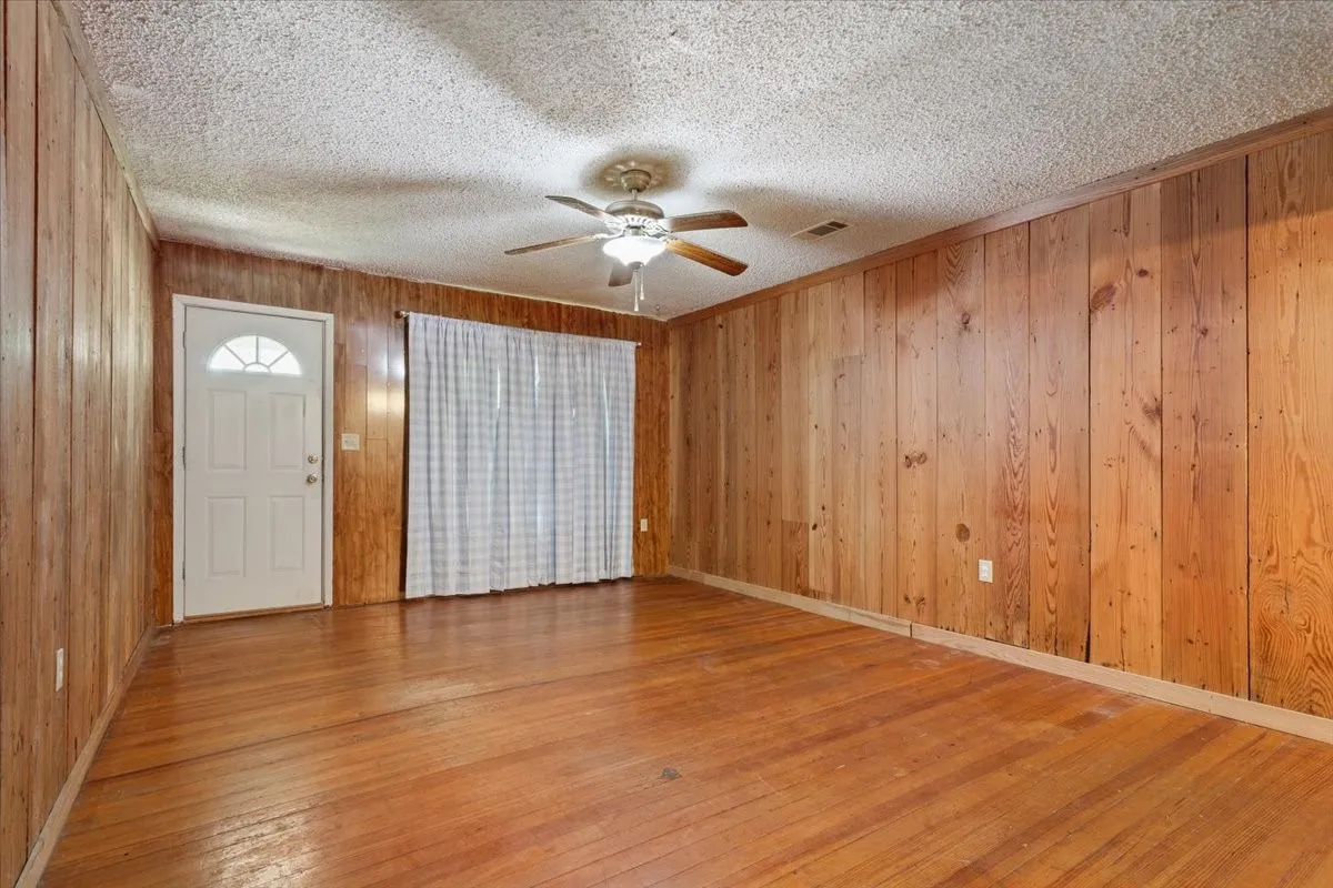 Single Family Residence For Sale in Mc Lennan County , 9542 Heritage Parkway, West, Texas 76691, 3 Bedroom, 1 Bathroom, Garage spaces, 1,872 Sqft, built in 1972, mls#21347833, Real Estate Agent in West, Homes For Sale in Mc Lennan county, Homes For Sale in West, Realtor in West Texas, Real Estate Brokerage Independent Realty Texas, Luminita Cordes Realtor