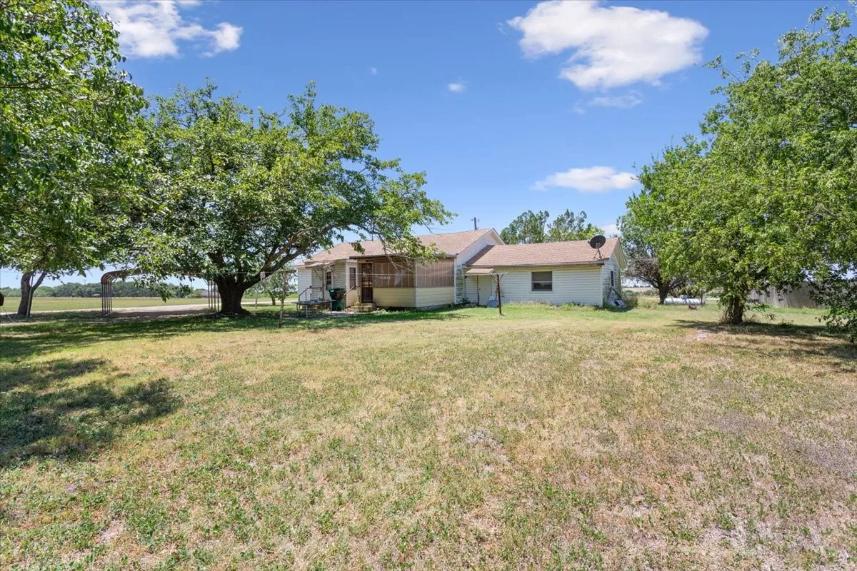 Single Family Residence For Sale in Mc Lennan County , 9542 Heritage Parkway, West, Texas 76691, 3 Bedroom, 1 Bathroom, Garage spaces, 1,872 Sqft, built in 1972, mls#21347833, Real Estate Agent in West, Homes For Sale in Mc Lennan county, Homes For Sale in West, Realtor in West Texas, Real Estate Brokerage Independent Realty Texas, Luminita Cordes Realtor