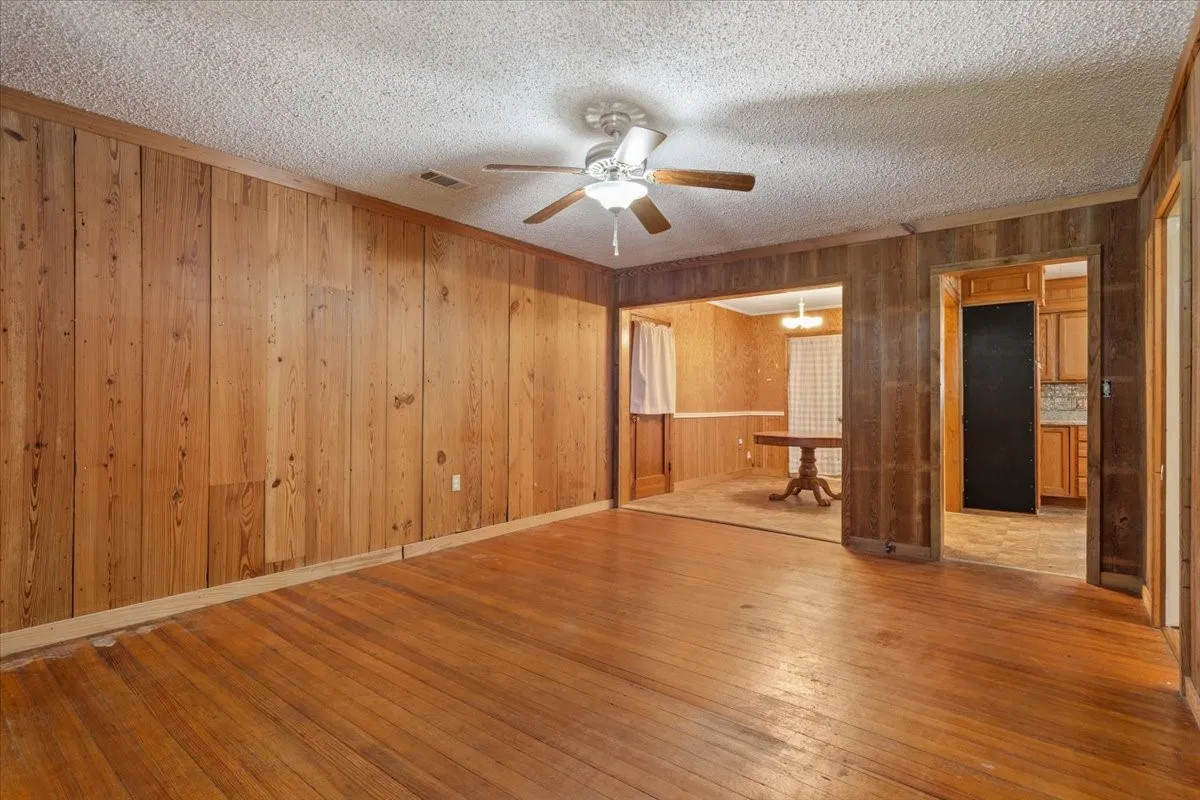 Single Family Residence For Sale in Mc Lennan County , 9542 Heritage Parkway, West, Texas 76691, 3 Bedroom, 1 Bathroom, Garage spaces, 1,872 Sqft, built in 1972, mls#21347833, Real Estate Agent in West, Homes For Sale in Mc Lennan county, Homes For Sale in West, Realtor in West Texas, Real Estate Brokerage Independent Realty Texas, Luminita Cordes Realtor