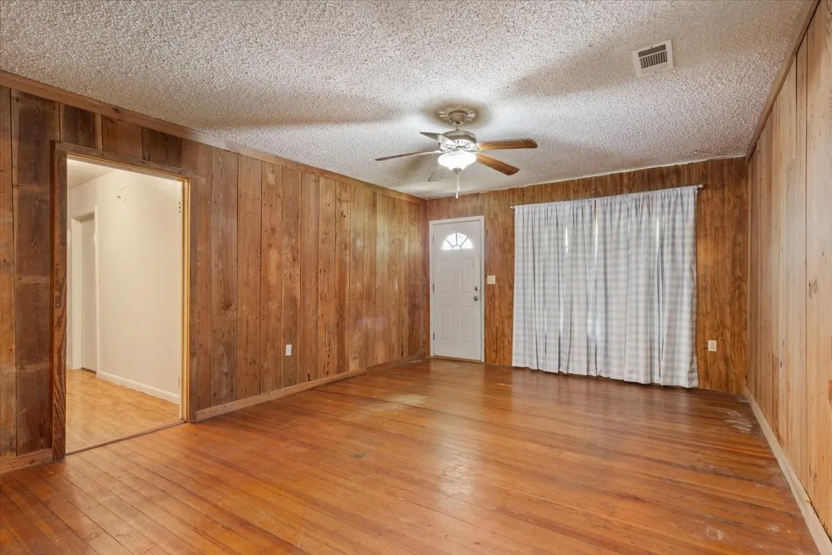 Single Family Residence For Sale in Mc Lennan County , 9542 Heritage Parkway, West, Texas 76691, 3 Bedroom, 1 Bathroom, Garage spaces, 1,872 Sqft, built in 1972, mls#21347833, Real Estate Agent in West, Homes For Sale in Mc Lennan county, Homes For Sale in West, Realtor in West Texas, Real Estate Brokerage Independent Realty Texas, Luminita Cordes Realtor