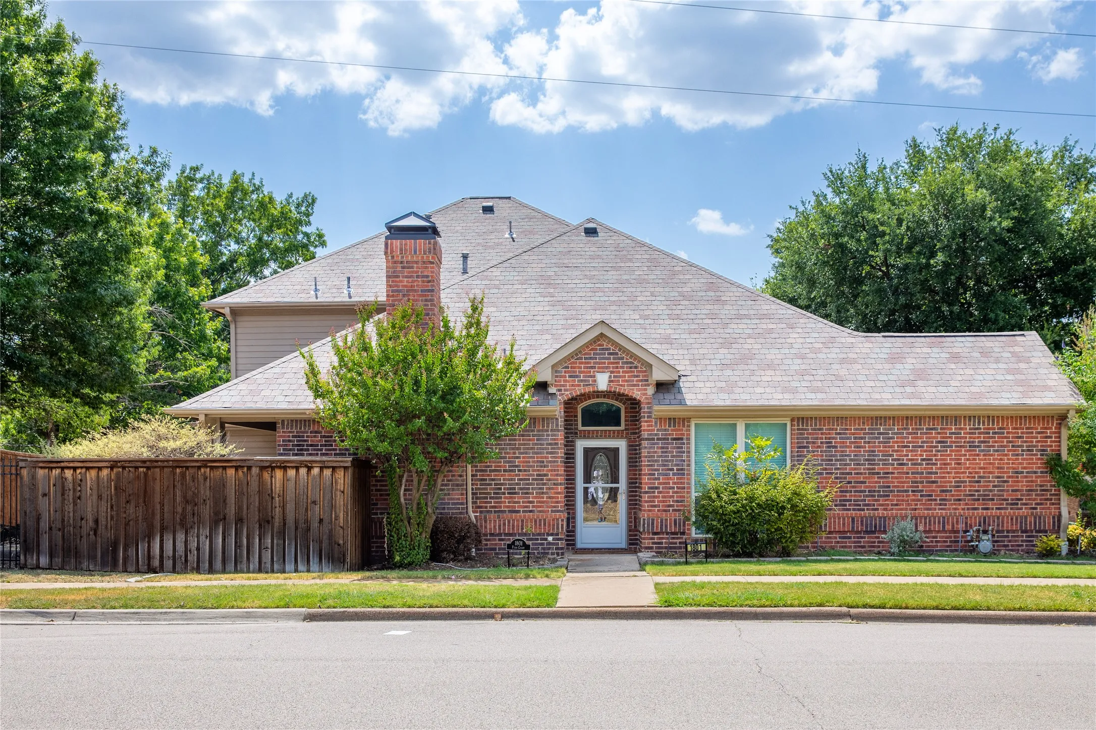 Duplex For Rent in Tarrant County , 1801 Fern Court, Grapevine, Texas 76051, 3 Bedroom, 3 Bathroom, 2 Garage spaces, 1,876 Sqft, built in 1995, mls#21348172, Real Estate Agent in Grapevine, Homes For Rent in Tarrant county, Homes For Rent in Grapevine, Realtor in Grapevine Texas, Real Estate Brokerage Independent Realty Texas, Luminita Cordes Realtor