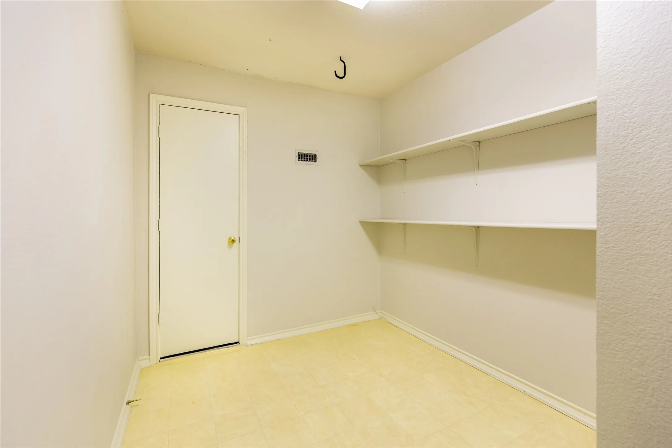Duplex For Rent in Tarrant County , 1801 Fern Court, Grapevine, Texas 76051, 3 Bedroom, 3 Bathroom, 2 Garage spaces, 1,876 Sqft, built in 1995, mls#21348172, Real Estate Agent in Grapevine, Homes For Rent in Tarrant county, Homes For Rent in Grapevine, Realtor in Grapevine Texas, Real Estate Brokerage Independent Realty Texas, Luminita Cordes Realtor
