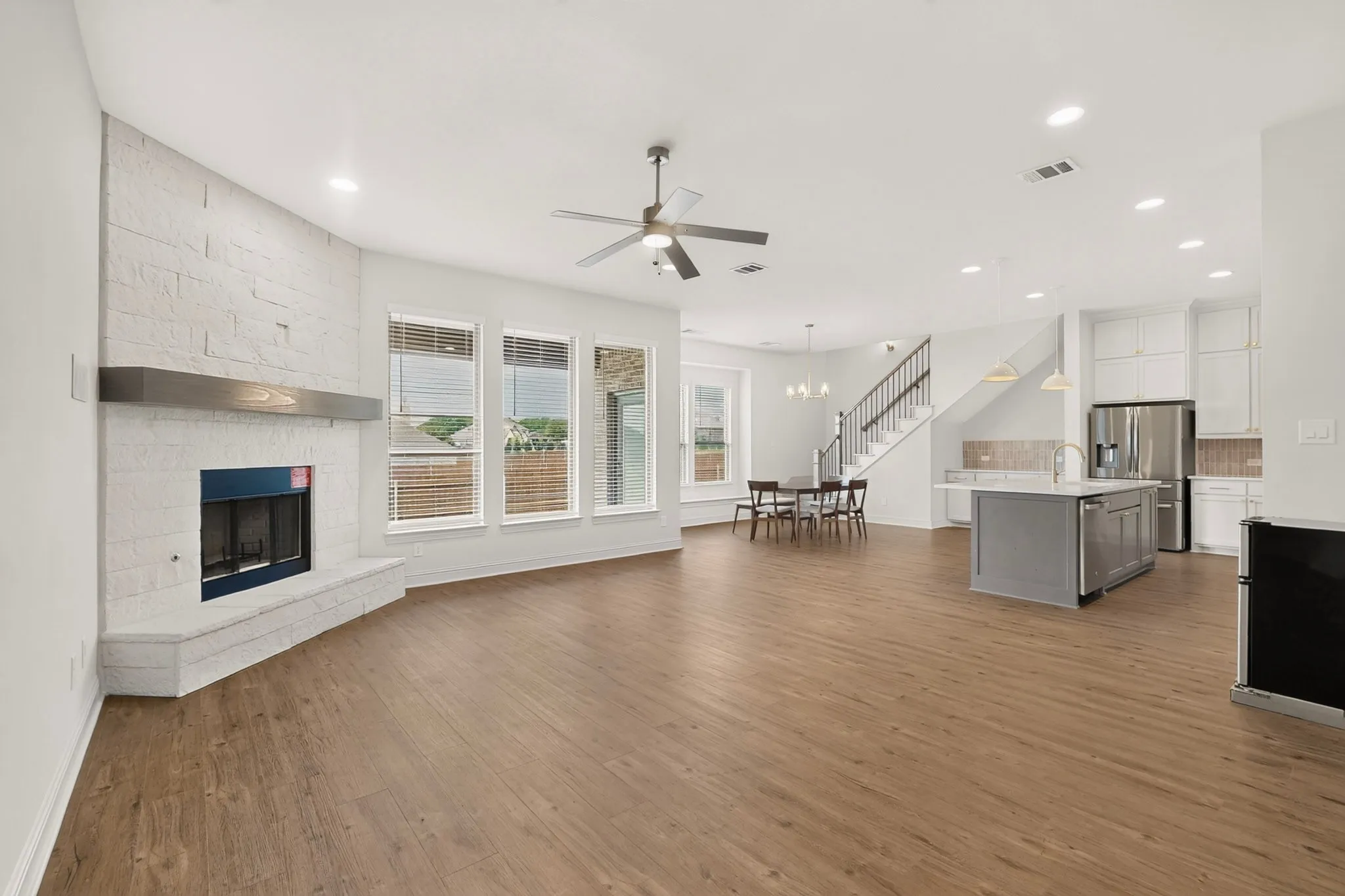 Single Family Residence For Rent in Ellis County , 814 Lakewood Circle, Midlothian, Texas 76065, 4 Bedroom, 3 Bathroom, 2 Garage spaces, 2,800 Sqft, built in 2026, mls#21343658, Real Estate Agent in Midlothian, Homes For Rent in Ellis county, Homes For Rent in Midlothian, Realtor in Midlothian Texas, Real Estate Brokerage Independent Realty Texas, Luminita Cordes Realtor