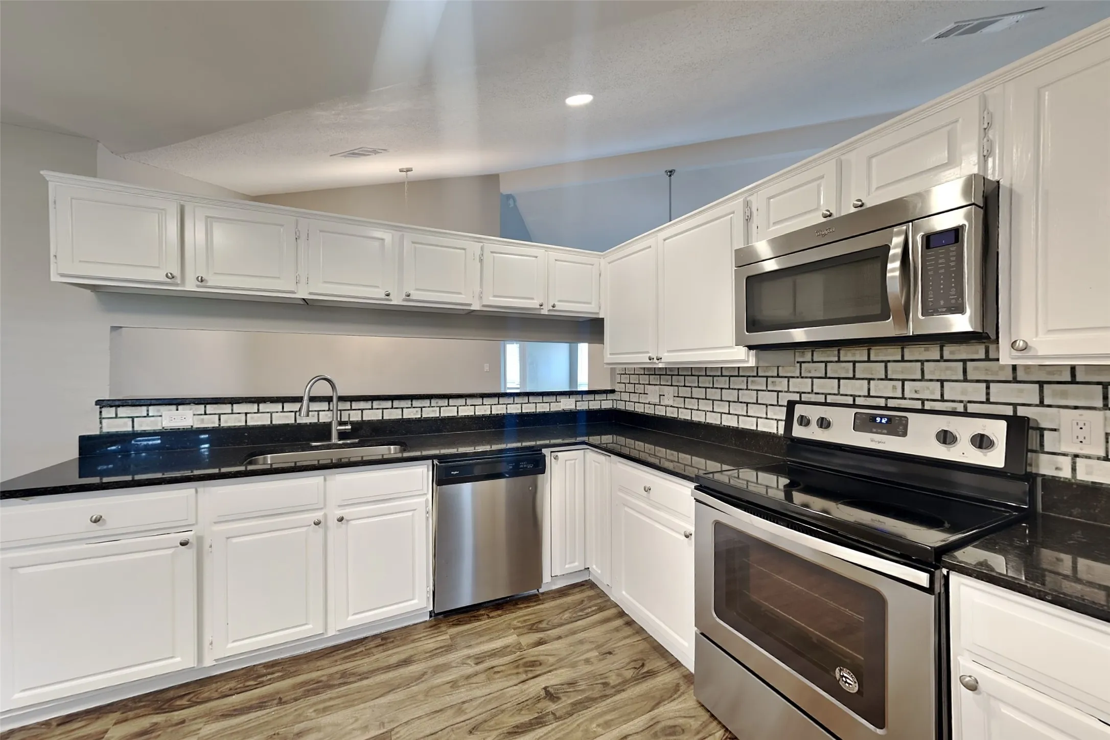 Single Family Residence For Rent in Denton County , 3006 Sierra Drive, Carrollton, Texas 75007, 3 Bedroom, 2 Bathroom, 2 Garage spaces, 1,920 Sqft, built in 1986, mls#21348185, Real Estate Agent in Carrollton, Homes For Rent in Denton county, Homes For Rent in Carrollton, Realtor in Carrollton Texas, Real Estate Brokerage Independent Realty Texas, Luminita Cordes Realtor