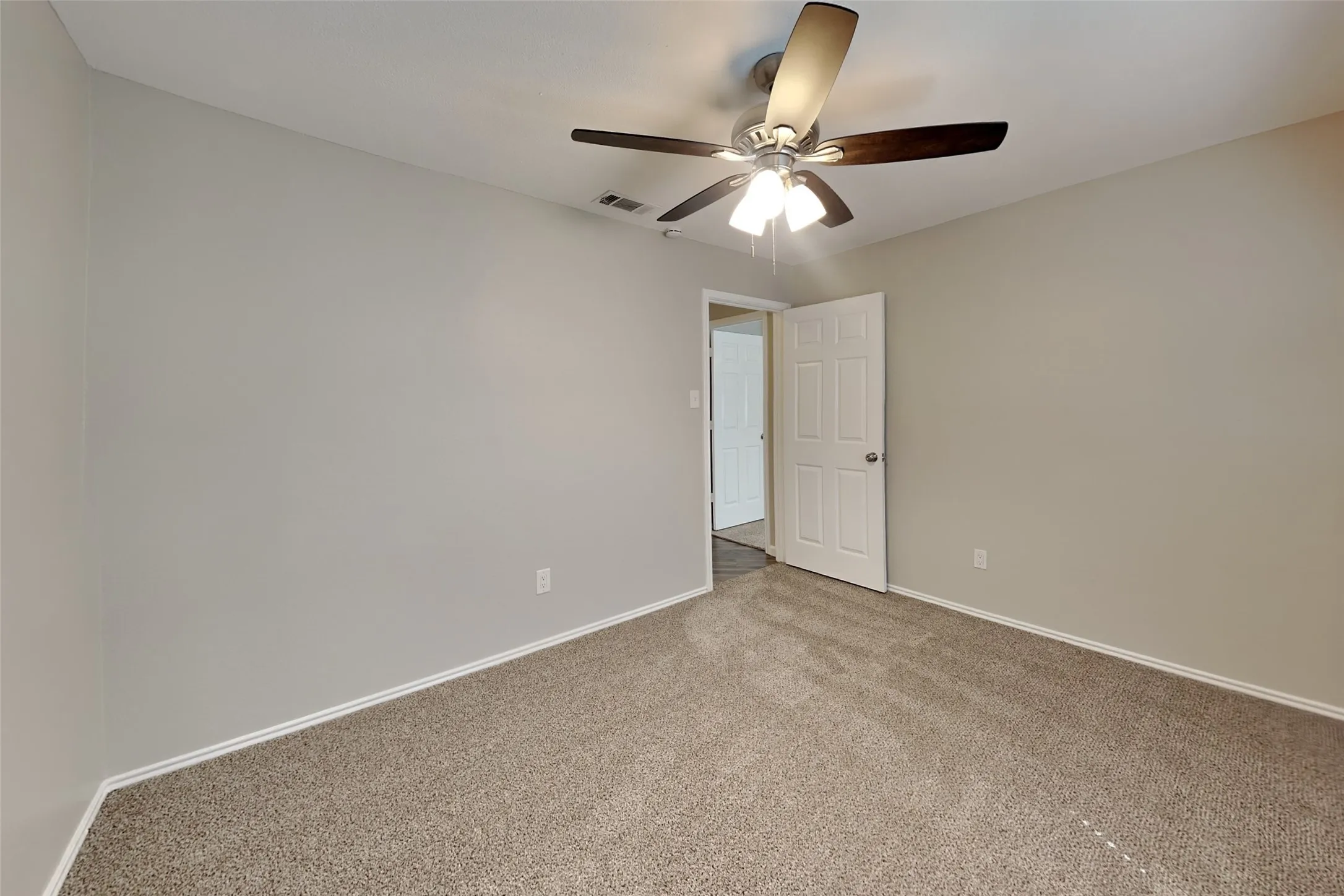 Single Family Residence For Rent in Denton County , 3006 Sierra Drive, Carrollton, Texas 75007, 3 Bedroom, 2 Bathroom, 2 Garage spaces, 1,920 Sqft, built in 1986, mls#21348185, Real Estate Agent in Carrollton, Homes For Rent in Denton county, Homes For Rent in Carrollton, Realtor in Carrollton Texas, Real Estate Brokerage Independent Realty Texas, Luminita Cordes Realtor