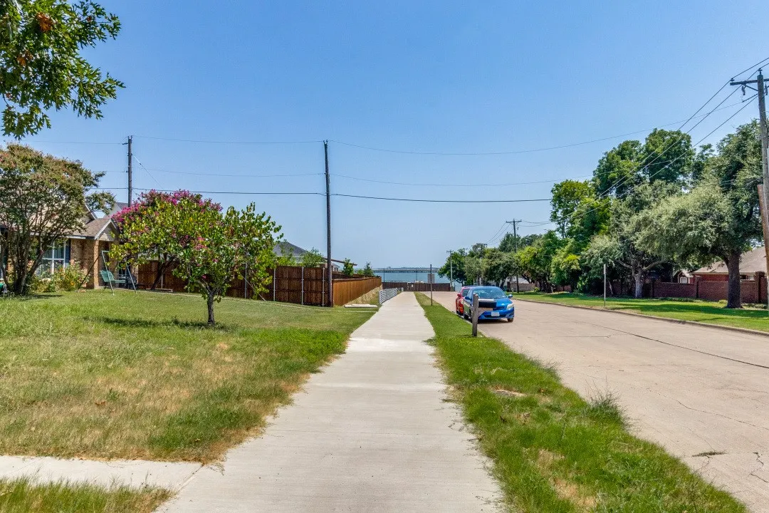 Single Family Residence For Rent in Dallas County , 2218 Fuqua Road, Rowlett, Texas 75088, 4 Bedroom, 2 Bathroom, Garage spaces, 1,705 Sqft, built in 1986, mls#21348193, Real Estate Agent in Rowlett, Homes For Rent in Dallas county, Homes For Rent in Rowlett, Realtor in Rowlett Texas, Real Estate Brokerage Independent Realty Texas, Luminita Cordes Realtor
