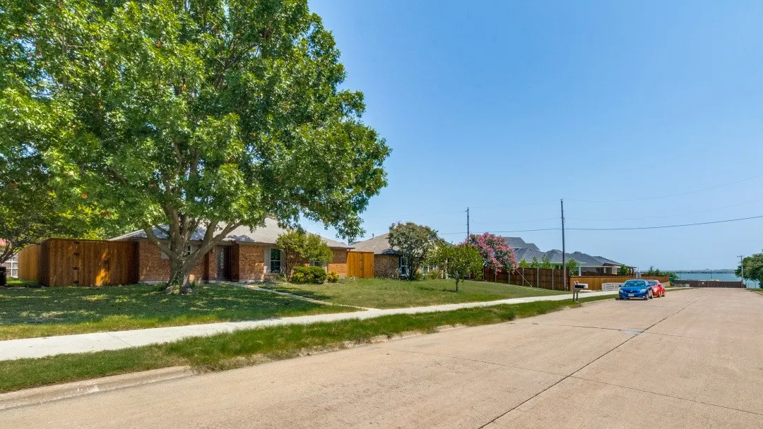 Single Family Residence For Rent in Dallas County , 2218 Fuqua Road, Rowlett, Texas 75088, 4 Bedroom, 2 Bathroom, Garage spaces, 1,705 Sqft, built in 1986, mls#21348193, Real Estate Agent in Rowlett, Homes For Rent in Dallas county, Homes For Rent in Rowlett, Realtor in Rowlett Texas, Real Estate Brokerage Independent Realty Texas, Luminita Cordes Realtor