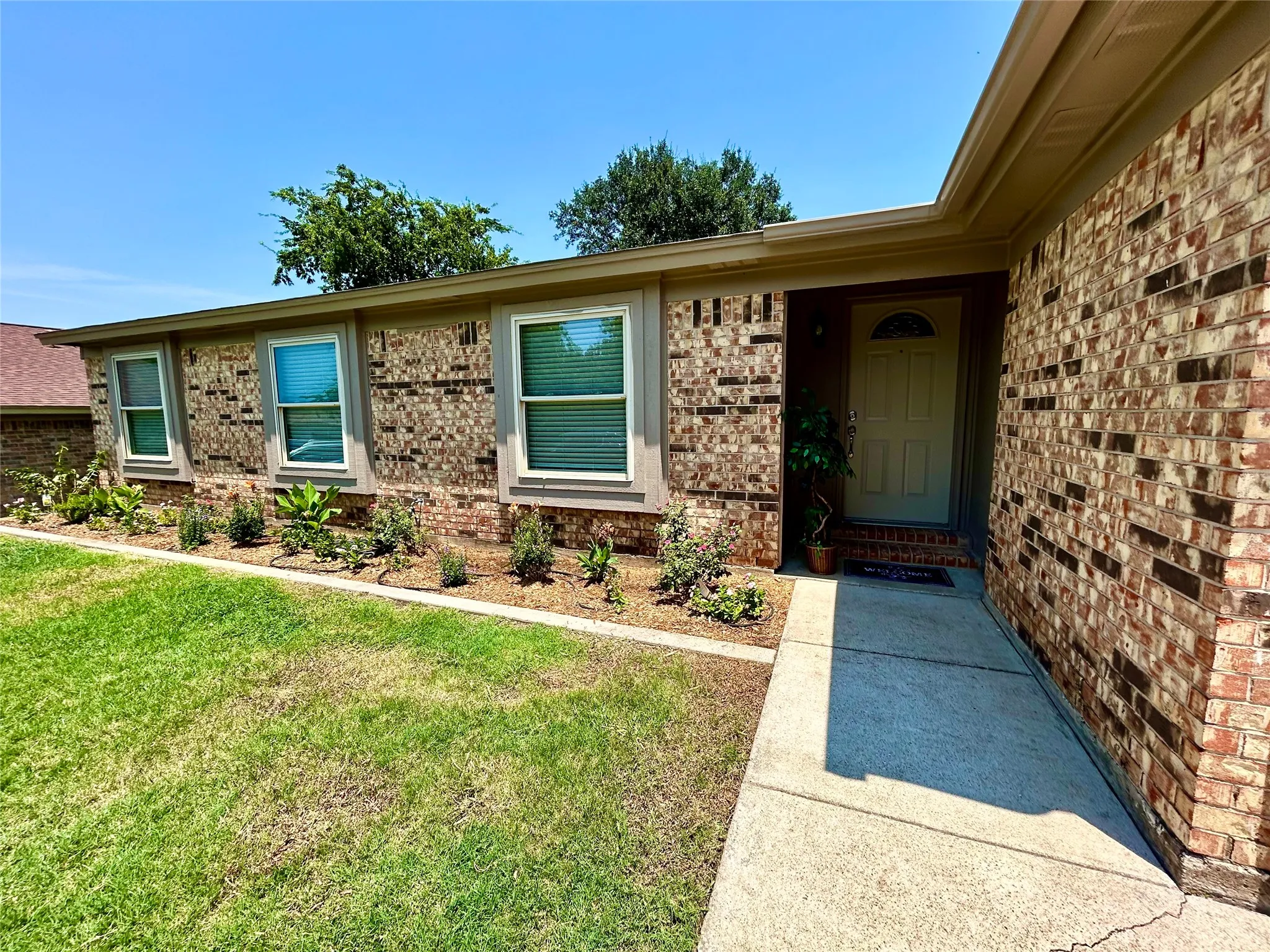 Single Family Residence For Sale in Tarrant County , 6933 Wicks Trail, Fort Worth, Texas 76133, 4 Bedroom, 2 Bathroom, 2 Garage spaces, 1,714 Sqft, built in 1982, mls#21347963, Real Estate Agent in Fort Worth, Homes For Sale in Tarrant county, Homes For Sale in Fort Worth, Realtor in Fort Worth Texas, Real Estate Brokerage Independent Realty Texas, Luminita Cordes Realtor
