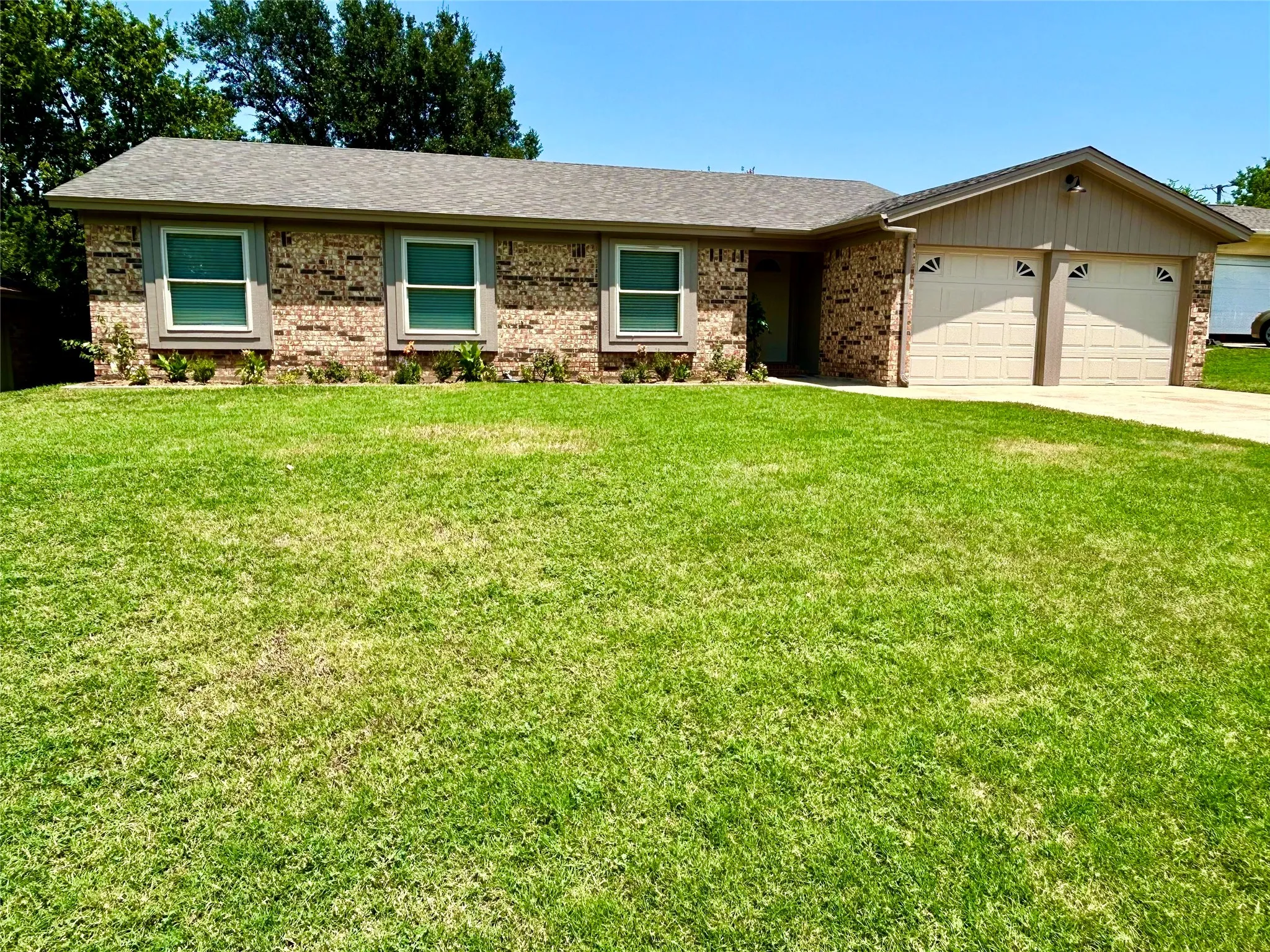 Single Family Residence For Sale in Tarrant County , 6933 Wicks Trail, Fort Worth, Texas 76133, 4 Bedroom, 2 Bathroom, 2 Garage spaces, 1,714 Sqft, built in 1982, mls#21347963, Real Estate Agent in Fort Worth, Homes For Sale in Tarrant county, Homes For Sale in Fort Worth, Realtor in Fort Worth Texas, Real Estate Brokerage Independent Realty Texas, Luminita Cordes Realtor