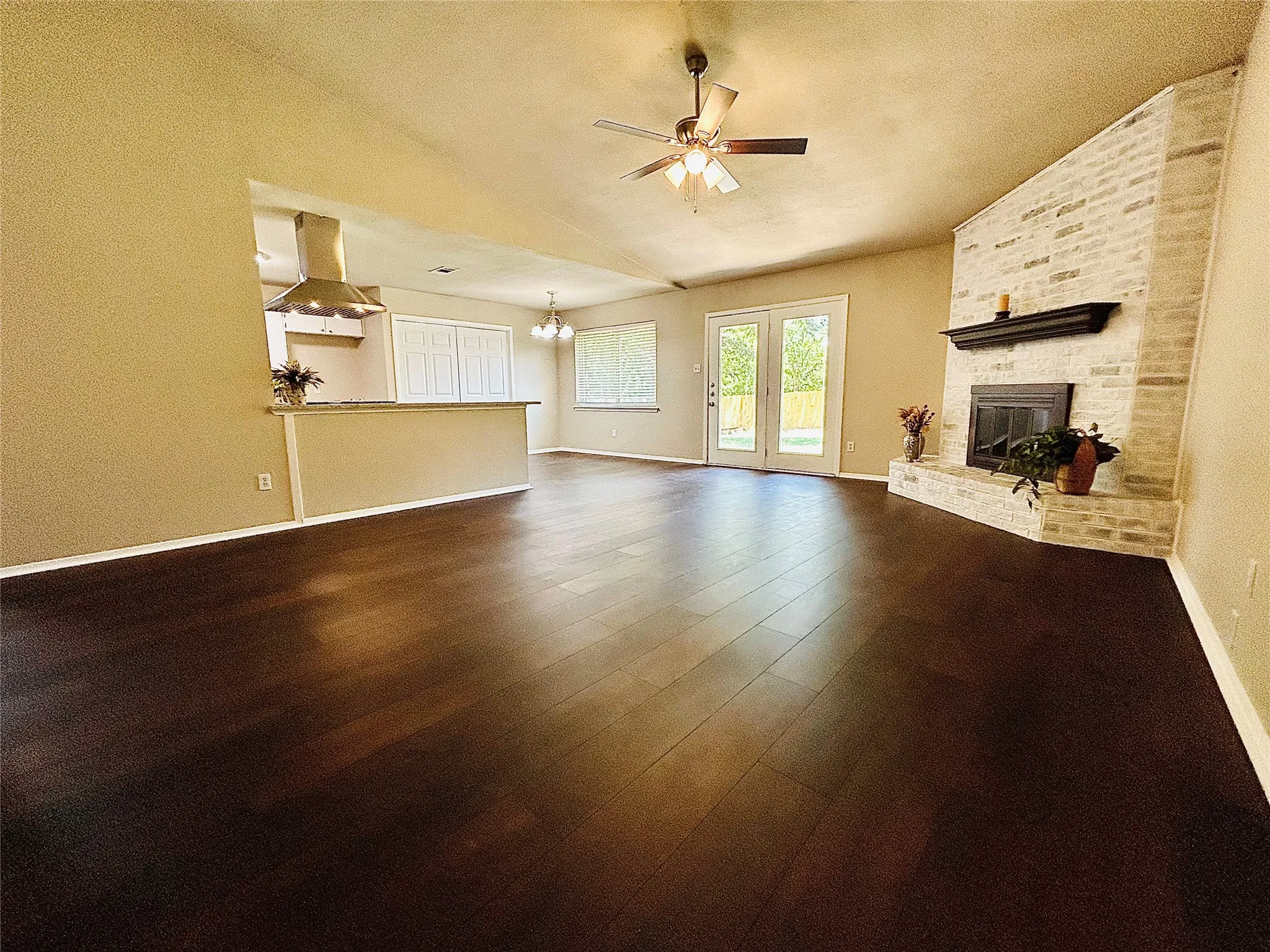 Single Family Residence For Sale in Tarrant County , 6933 Wicks Trail, Fort Worth, Texas 76133, 4 Bedroom, 2 Bathroom, 2 Garage spaces, 1,714 Sqft, built in 1982, mls#21347963, Real Estate Agent in Fort Worth, Homes For Sale in Tarrant county, Homes For Sale in Fort Worth, Realtor in Fort Worth Texas, Real Estate Brokerage Independent Realty Texas, Luminita Cordes Realtor