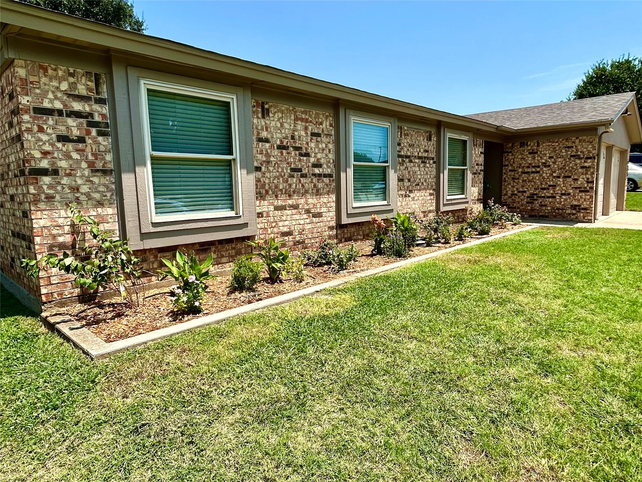 Single Family Residence For Sale in Tarrant County , 6933 Wicks Trail, Fort Worth, Texas 76133, 4 Bedroom, 2 Bathroom, 2 Garage spaces, 1,714 Sqft, built in 1982, mls#21347963, Real Estate Agent in Fort Worth, Homes For Sale in Tarrant county, Homes For Sale in Fort Worth, Realtor in Fort Worth Texas, Real Estate Brokerage Independent Realty Texas, Luminita Cordes Realtor