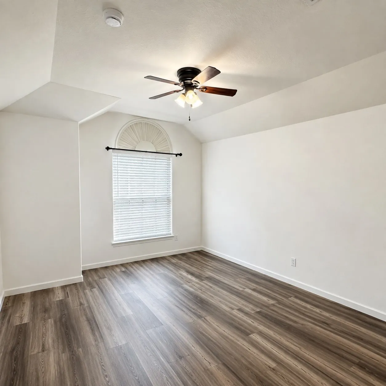Single Family Residence For Sale in Tarrant County , 4564 Sheldon Trail, Fort Worth, Texas 76244, 4 Bedroom, 3 Bathroom, 2 Garage spaces, 2,820 Sqft, built in 2007, mls#21348182, Real Estate Agent in Fort Worth, Homes For Sale in Tarrant county, Homes For Sale in Fort Worth, Realtor in Fort Worth Texas, Real Estate Brokerage Independent Realty Texas, Luminita Cordes Realtor