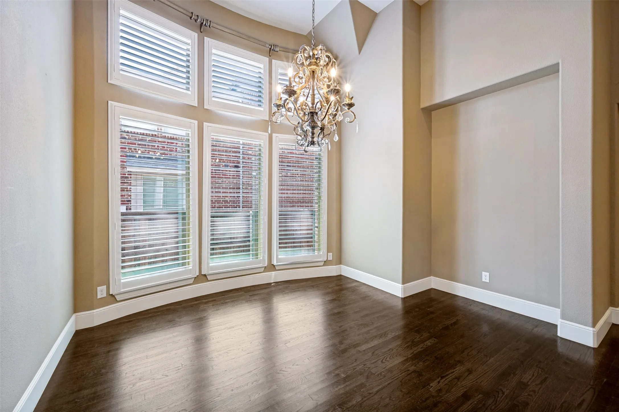 Single Family Residence For Sale in Denton County , 2264 Hidalgo Lane, Frisco, Texas 75034, 5 Bedroom, 4 Bathroom, 3 Garage spaces, 4,245 Sqft, built in 2015, mls#21348186, Real Estate Agent in Frisco, Homes For Sale in Denton county, Homes For Sale in Frisco, Realtor in Frisco Texas, Real Estate Brokerage Independent Realty Texas, Luminita Cordes Realtor