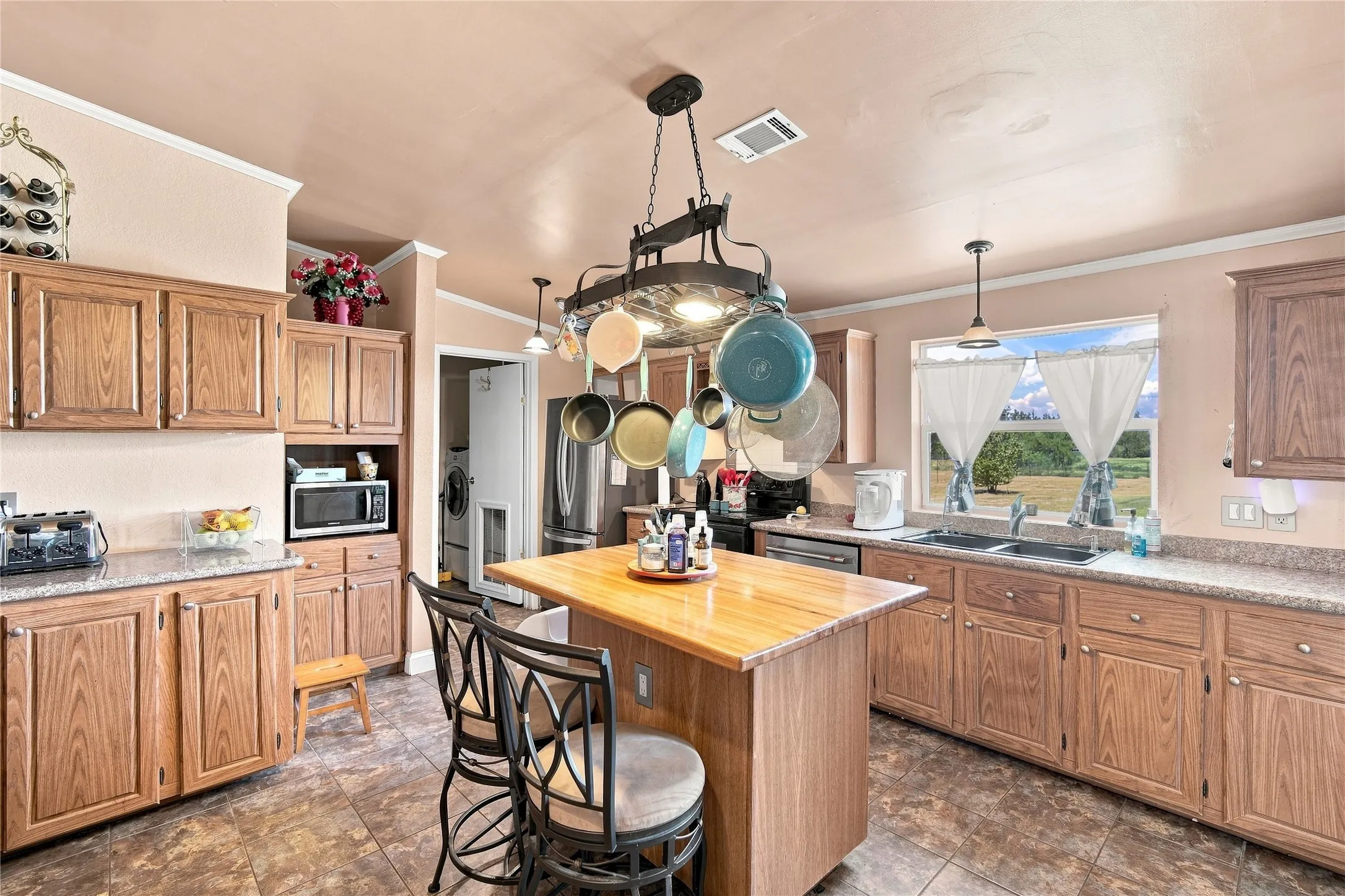 Manufactured Home For Sale in Kaufman County , 5177 Timarron Drive, Scurry, Texas 75158, 3 Bedroom, 2 Bathroom, 2 Garage spaces, 1,984 Sqft, built in 2002, mls#21348216, Real Estate Agent in Scurry, Homes For Sale in Kaufman county, Homes For Sale in Scurry, Realtor in Scurry Texas, Real Estate Brokerage Independent Realty Texas, Luminita Cordes Realtor