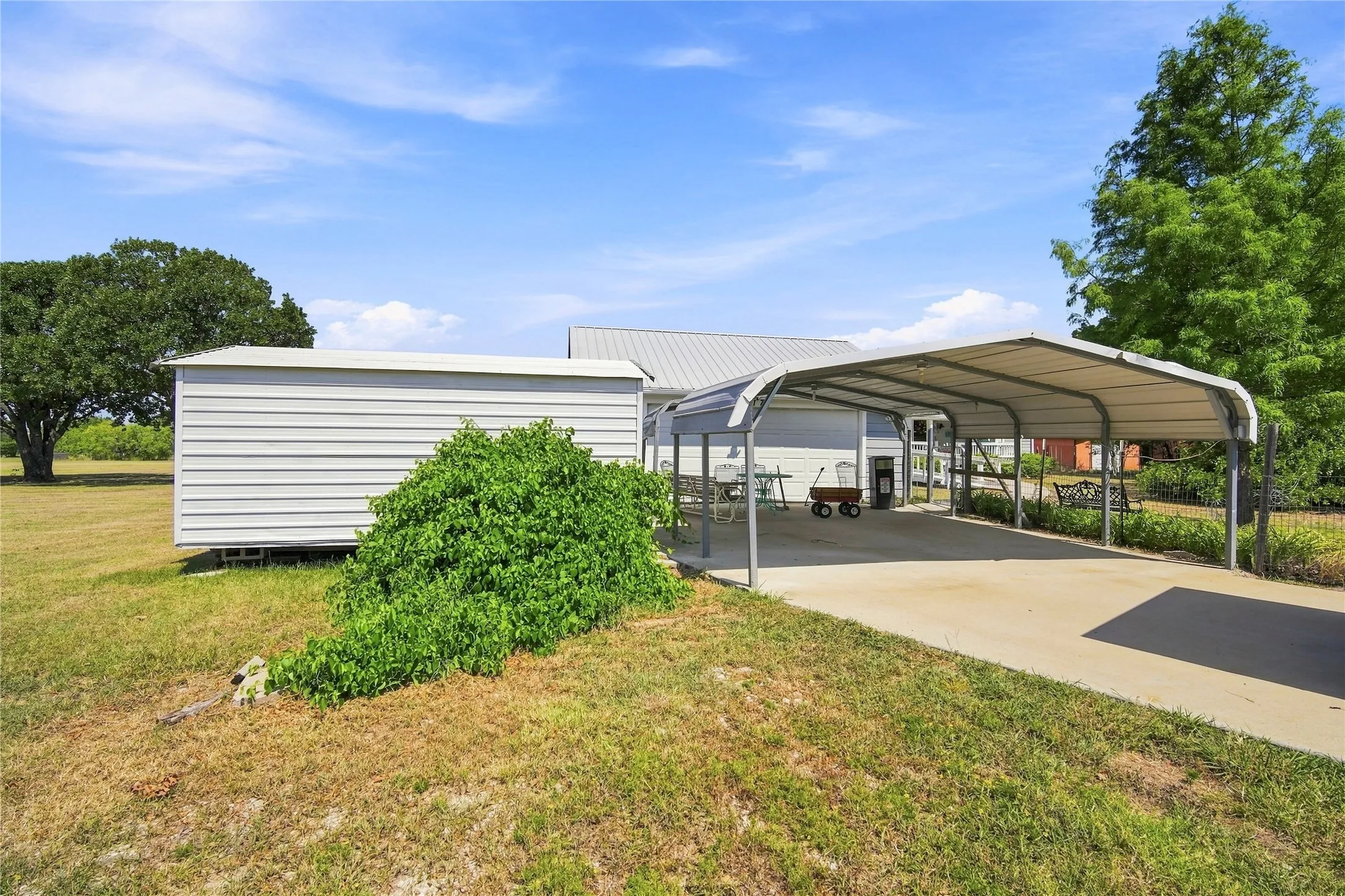 Manufactured Home For Sale in Kaufman County , 5177 Timarron Drive, Scurry, Texas 75158, 3 Bedroom, 2 Bathroom, 2 Garage spaces, 1,984 Sqft, built in 2002, mls#21348216, Real Estate Agent in Scurry, Homes For Sale in Kaufman county, Homes For Sale in Scurry, Realtor in Scurry Texas, Real Estate Brokerage Independent Realty Texas, Luminita Cordes Realtor