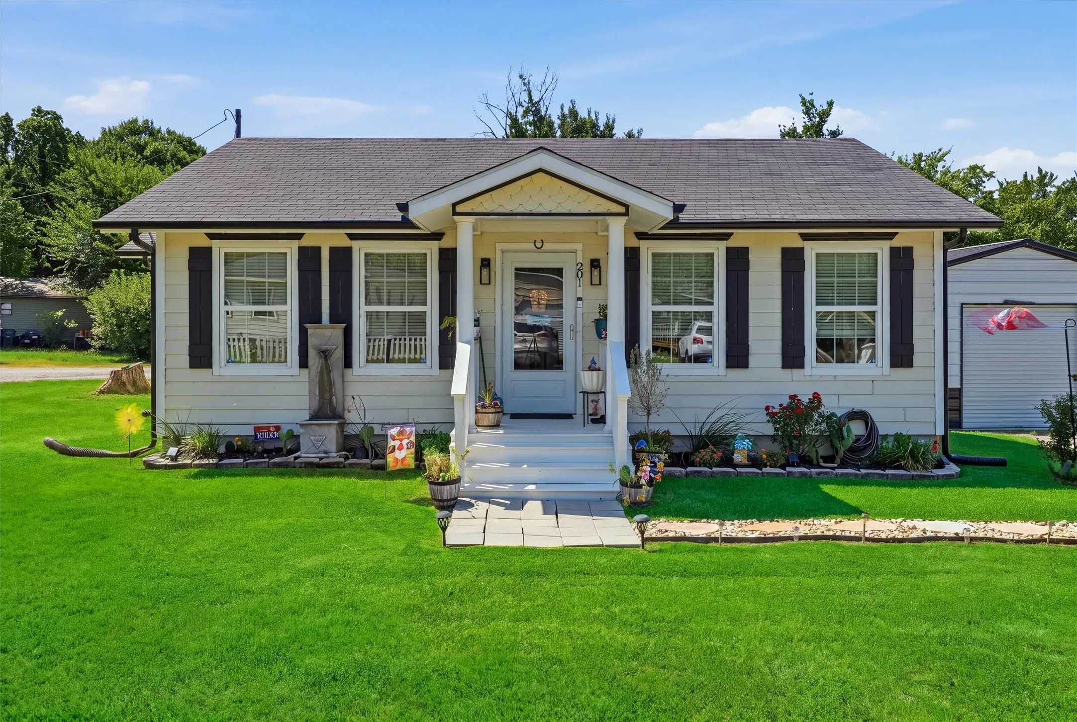 Single Family Residence For Sale in Parker County , 201 Spring Valley Circle, Azle, Texas 76020, 2 Bedroom, 2 Bathroom, 1 Garage spaces, 1,006 Sqft, built in 2021, mls#21348219, Real Estate Agent in Azle, Homes For Sale in Parker county, Homes For Sale in Azle, Realtor in Azle Texas, Real Estate Brokerage Independent Realty Texas, Luminita Cordes Realtor