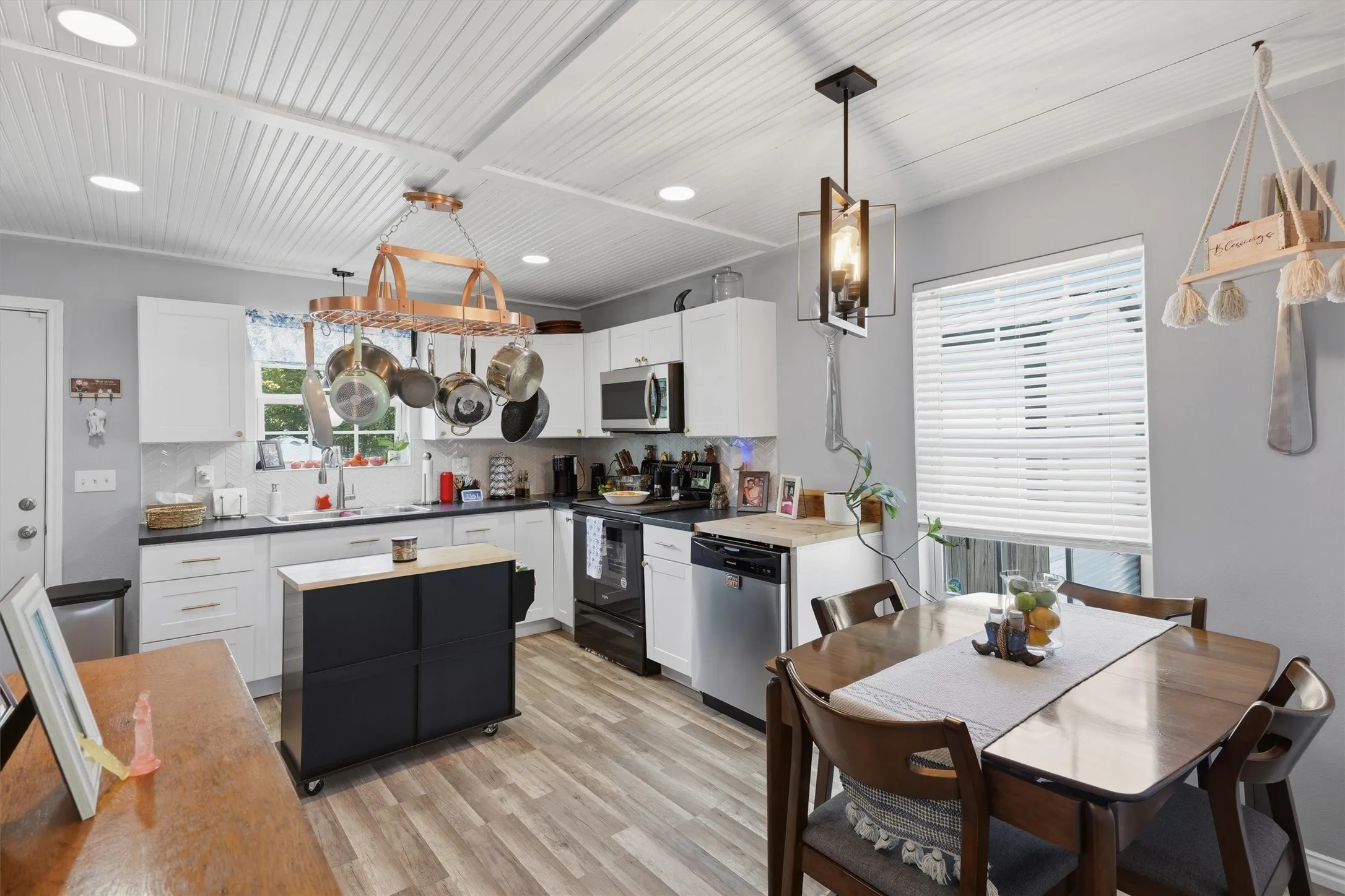 Single Family Residence For Sale in Parker County , 201 Spring Valley Circle, Azle, Texas 76020, 2 Bedroom, 2 Bathroom, 1 Garage spaces, 1,006 Sqft, built in 2021, mls#21348219, Real Estate Agent in Azle, Homes For Sale in Parker county, Homes For Sale in Azle, Realtor in Azle Texas, Real Estate Brokerage Independent Realty Texas, Luminita Cordes Realtor
