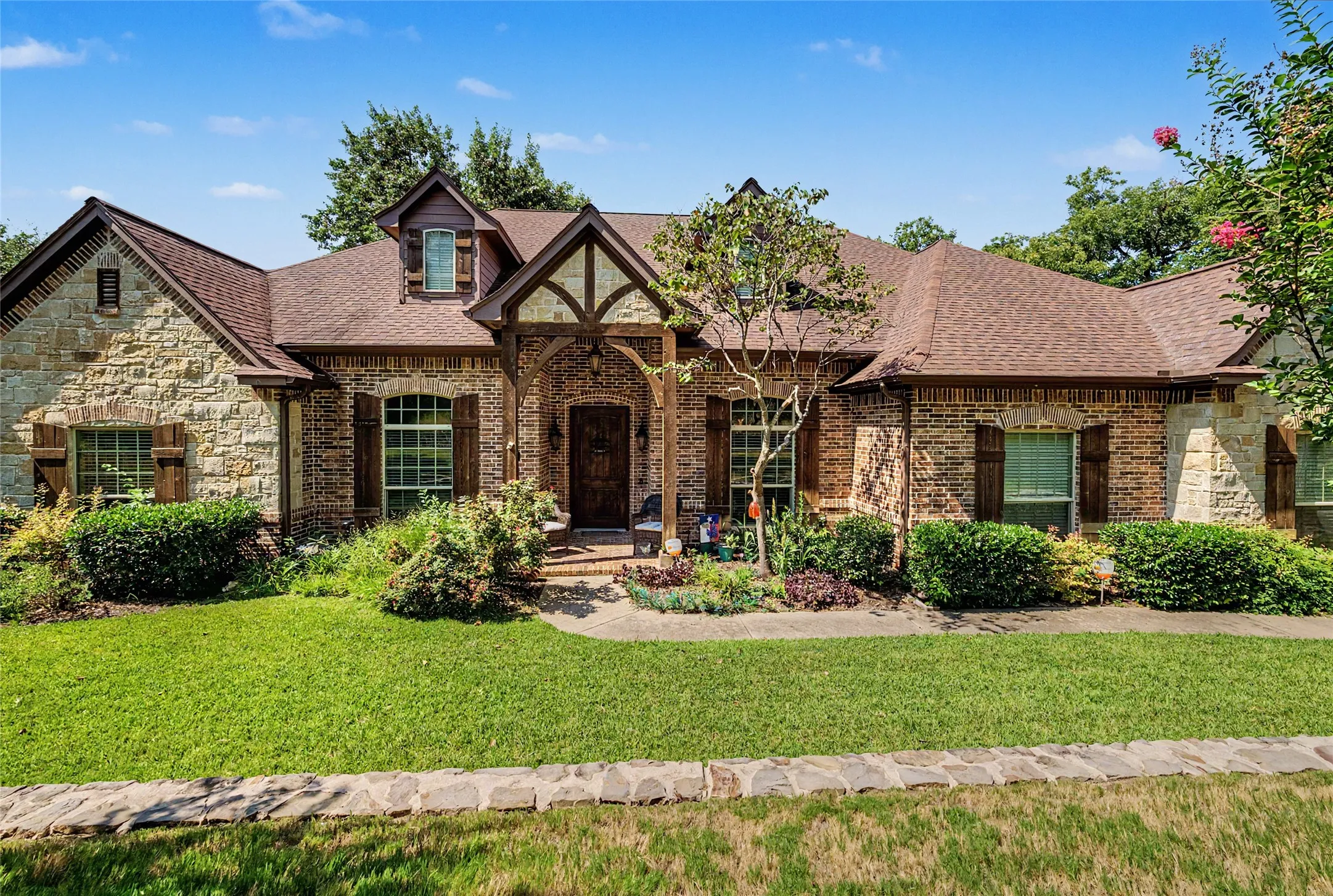 Single Family Residence For Sale in Parker County , 127 Cedar Bluff Court, Aledo, Texas 76008, 3 Bedrooms, 4 Bathrooms, 5 Garage spaces, 3,420 Sqft, built in 2011, Price $945,000, mls#21348151, Real Estate Agent in Aledo, Homes For Sale in Parker county, Homes For Sale in Aledo, Realtor in Aledo Texas, Real Estate Brokerage Independent Realty Texas, Luminita Cordes Realtor