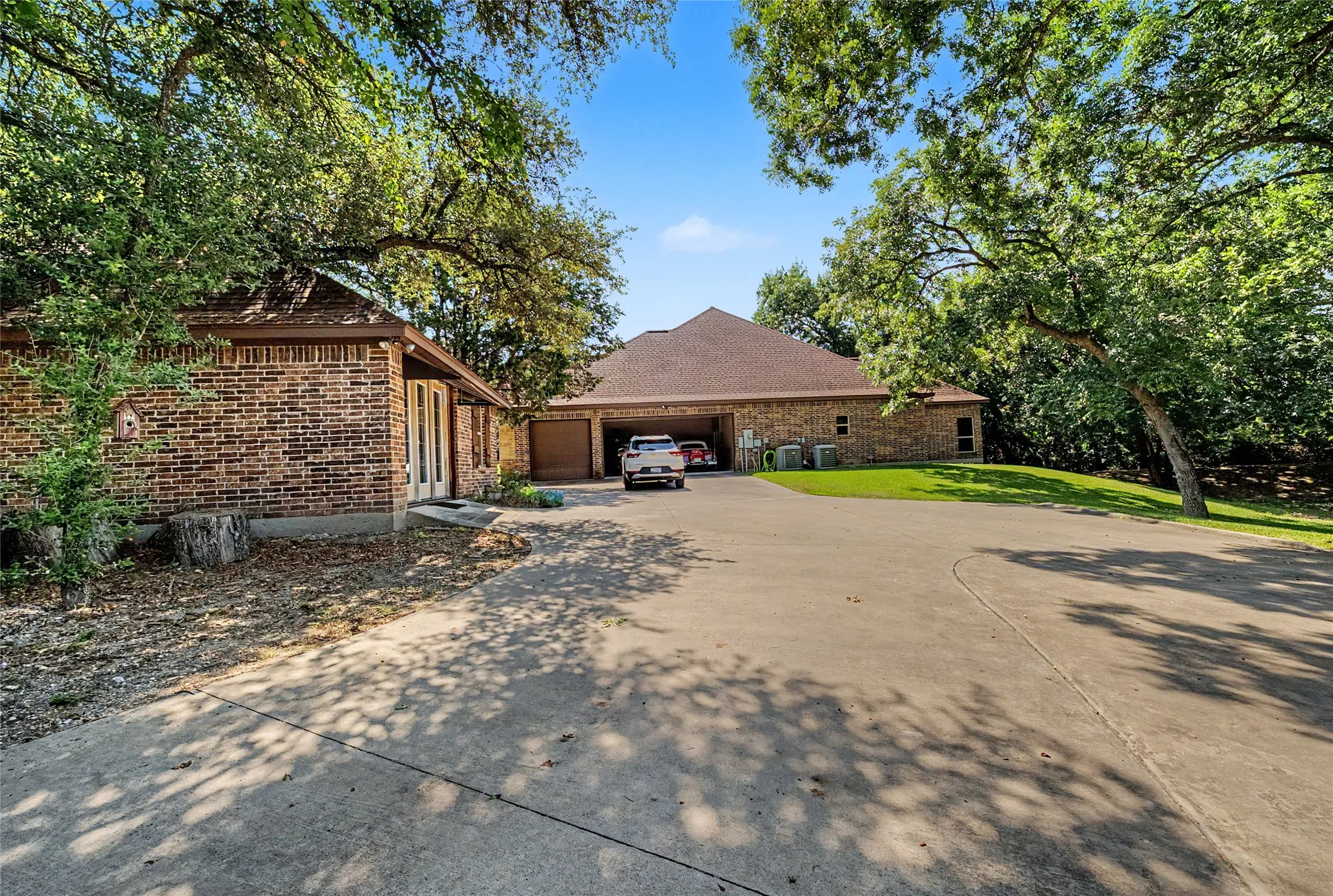Single Family Residence For Sale in Parker County , 127 Cedar Bluff Court, Aledo, Texas 76008, 3 Bedrooms, 4 Bathrooms, 5 Garage spaces, 3,420 Sqft, built in 2011, Price $945,000, mls#21348151, Real Estate Agent in Aledo, Homes For Sale in Parker county, Homes For Sale in Aledo, Realtor in Aledo Texas, Real Estate Brokerage Independent Realty Texas, Luminita Cordes Realtor