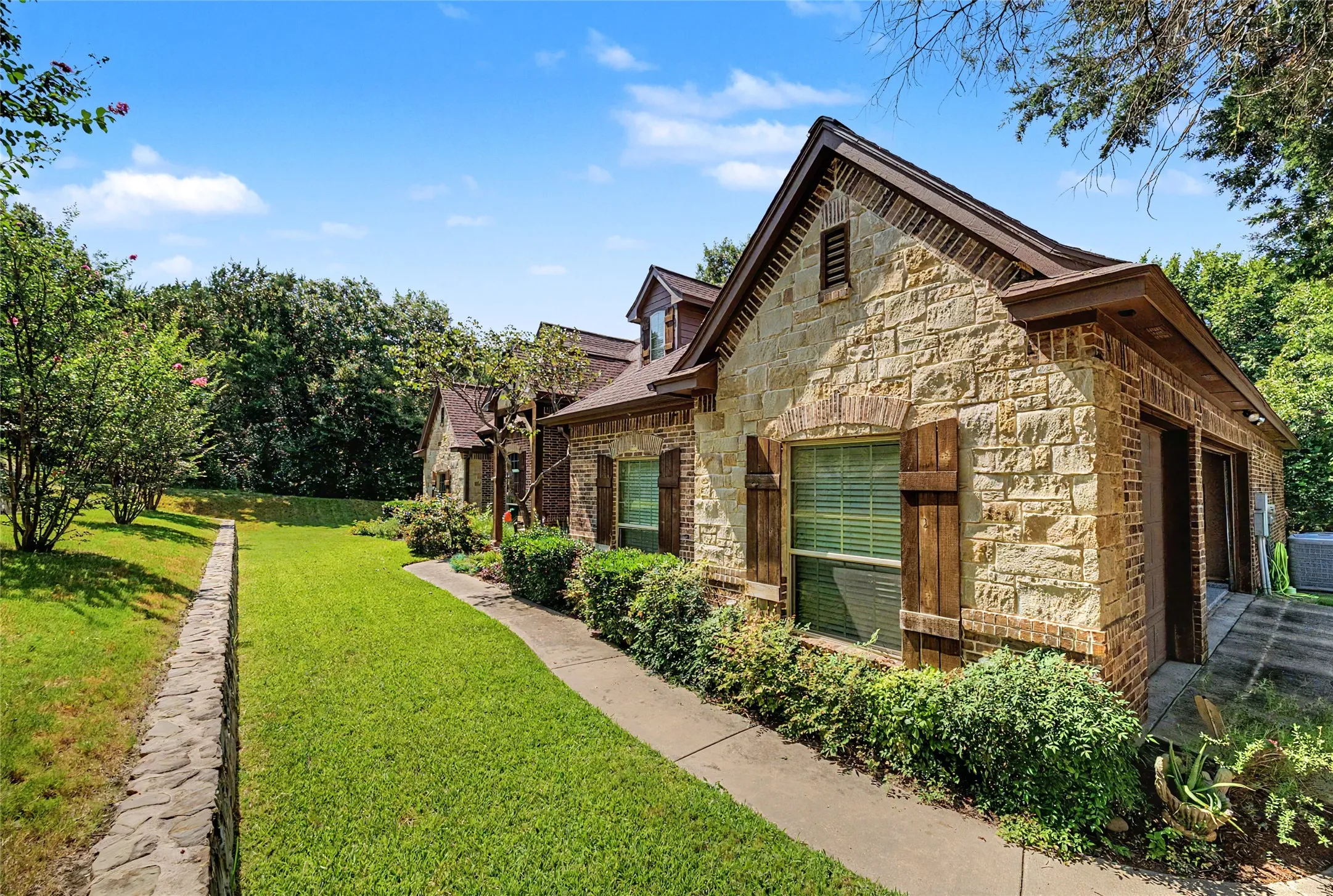 Single Family Residence For Sale in Parker County , 127 Cedar Bluff Court, Aledo, Texas 76008, 3 Bedrooms, 4 Bathrooms, 5 Garage spaces, 3,420 Sqft, built in 2011, Price $945,000, mls#21348151, Real Estate Agent in Aledo, Homes For Sale in Parker county, Homes For Sale in Aledo, Realtor in Aledo Texas, Real Estate Brokerage Independent Realty Texas, Luminita Cordes Realtor
