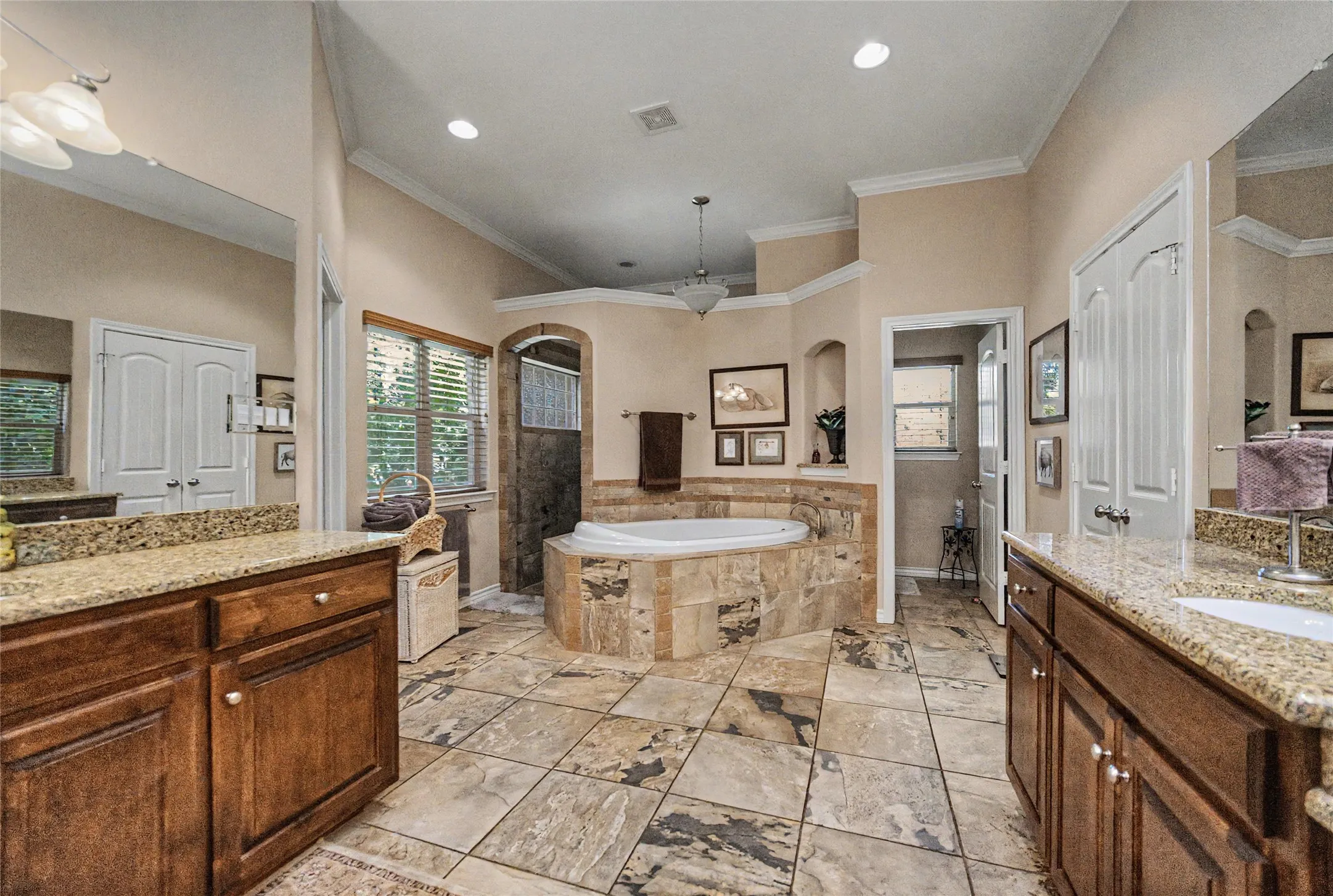 Single Family Residence For Sale in Parker County , 127 Cedar Bluff Court, Aledo, Texas 76008, 3 Bedrooms, 4 Bathrooms, 5 Garage spaces, 3,420 Sqft, built in 2011, Price $945,000, mls#21348151, Real Estate Agent in Aledo, Homes For Sale in Parker county, Homes For Sale in Aledo, Realtor in Aledo Texas, Real Estate Brokerage Independent Realty Texas, Luminita Cordes Realtor