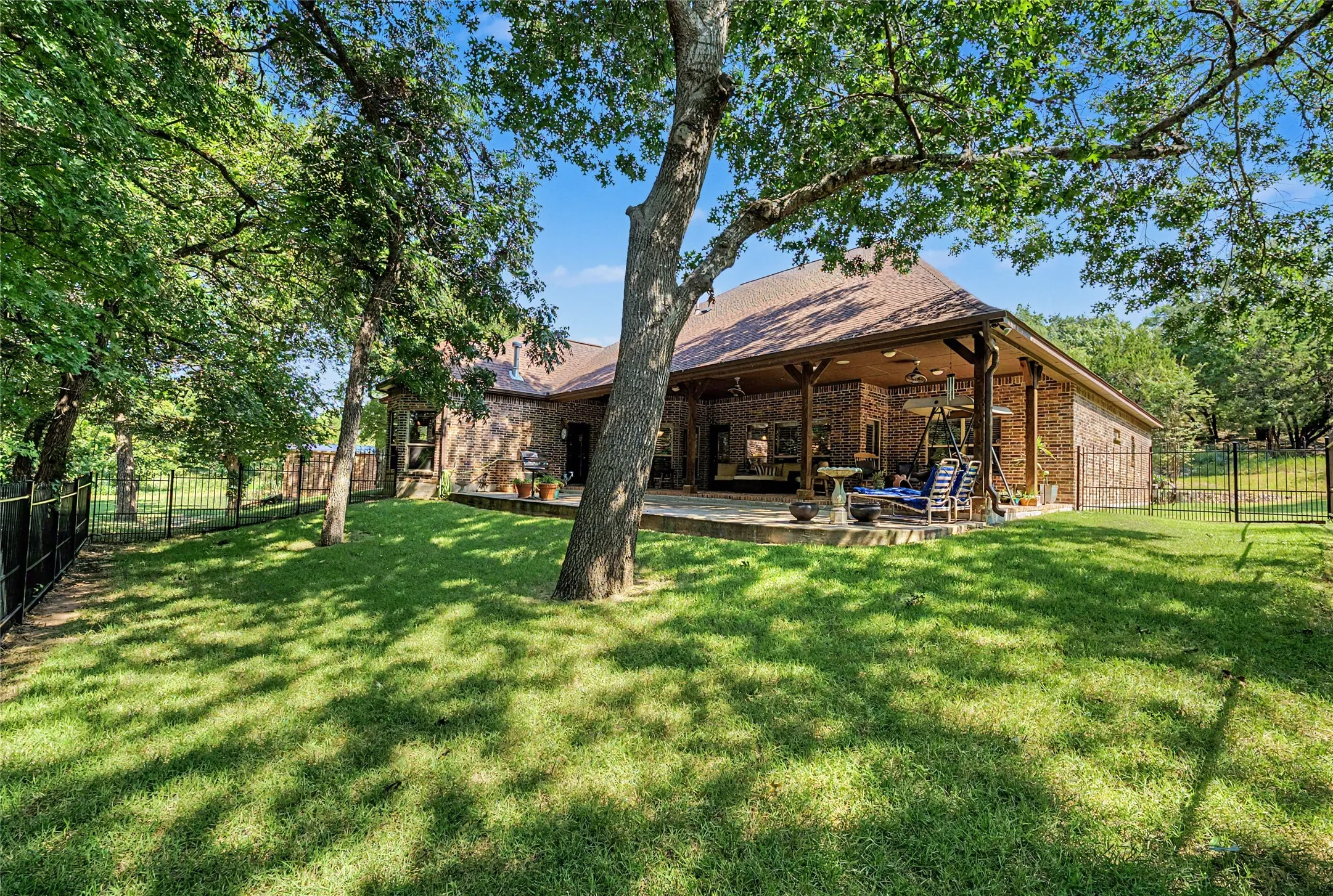 Single Family Residence For Sale in Parker County , 127 Cedar Bluff Court, Aledo, Texas 76008, 3 Bedrooms, 4 Bathrooms, 5 Garage spaces, 3,420 Sqft, built in 2011, Price $945,000, mls#21348151, Real Estate Agent in Aledo, Homes For Sale in Parker county, Homes For Sale in Aledo, Realtor in Aledo Texas, Real Estate Brokerage Independent Realty Texas, Luminita Cordes Realtor
