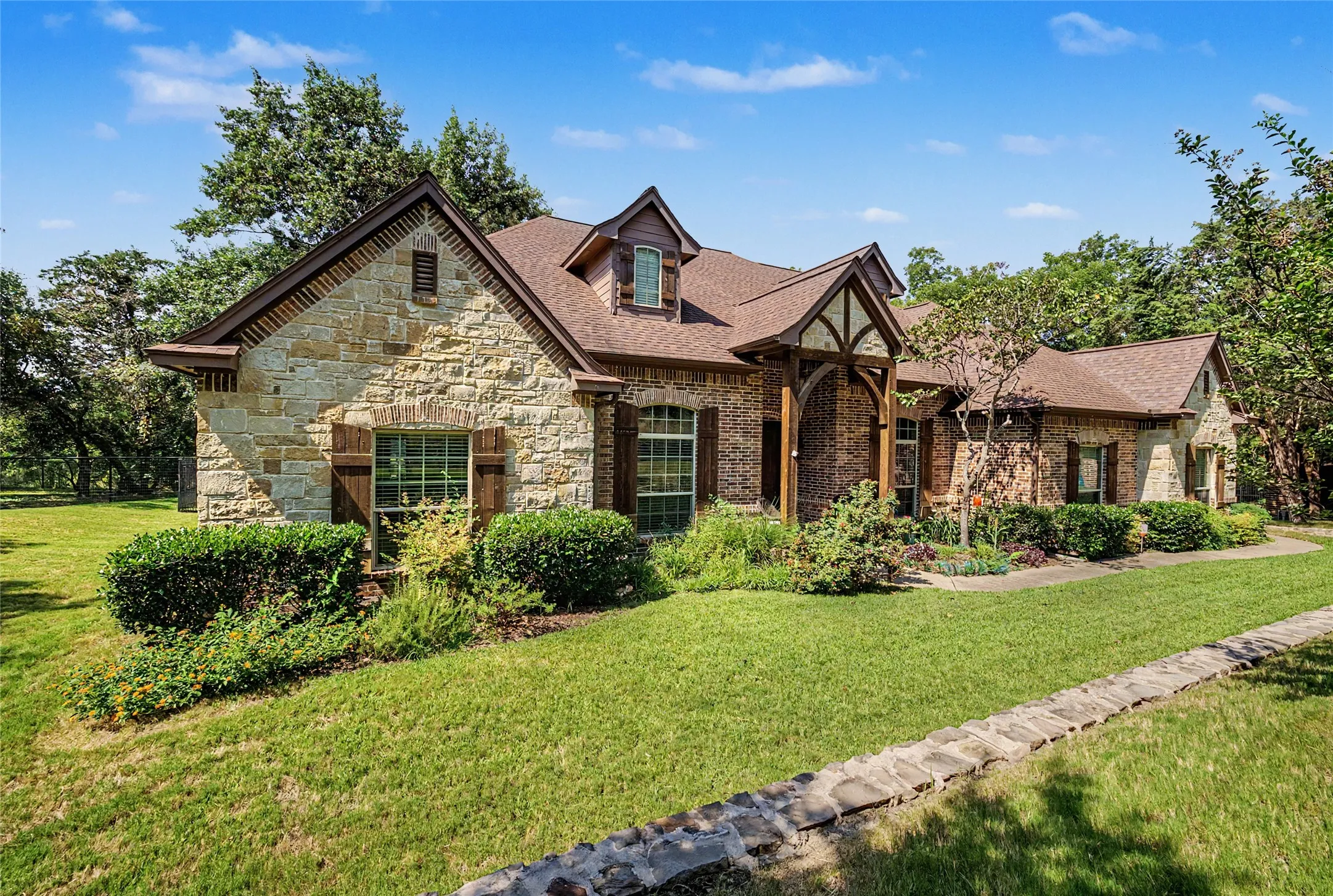 Single Family Residence For Sale in Parker County , 127 Cedar Bluff Court, Aledo, Texas 76008, 3 Bedrooms, 4 Bathrooms, 5 Garage spaces, 3,420 Sqft, built in 2011, Price $945,000, mls#21348151, Real Estate Agent in Aledo, Homes For Sale in Parker county, Homes For Sale in Aledo, Realtor in Aledo Texas, Real Estate Brokerage Independent Realty Texas, Luminita Cordes Realtor