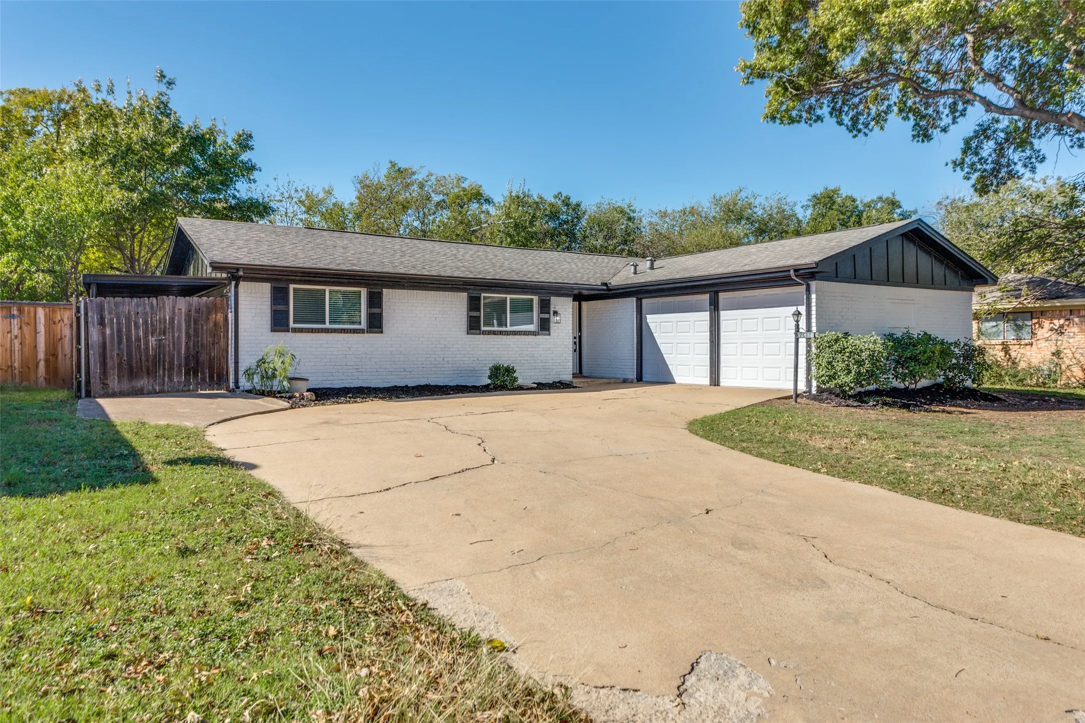 Single Family Residence For Sale in Tarrant County , 7012 Trimble Drive, Fort Worth, Texas 76134, 3 Bedrooms, 2 Bathrooms, 2 Garage spaces, 1,310 Sqft, built in 1966, Price $275,000, mls#21347137, Real Estate Agent in Fort Worth, Homes For Sale in Tarrant county, Homes For Sale in Fort Worth, Realtor in Fort Worth Texas, Real Estate Brokerage Independent Realty Texas, Luminita Cordes Realtor
