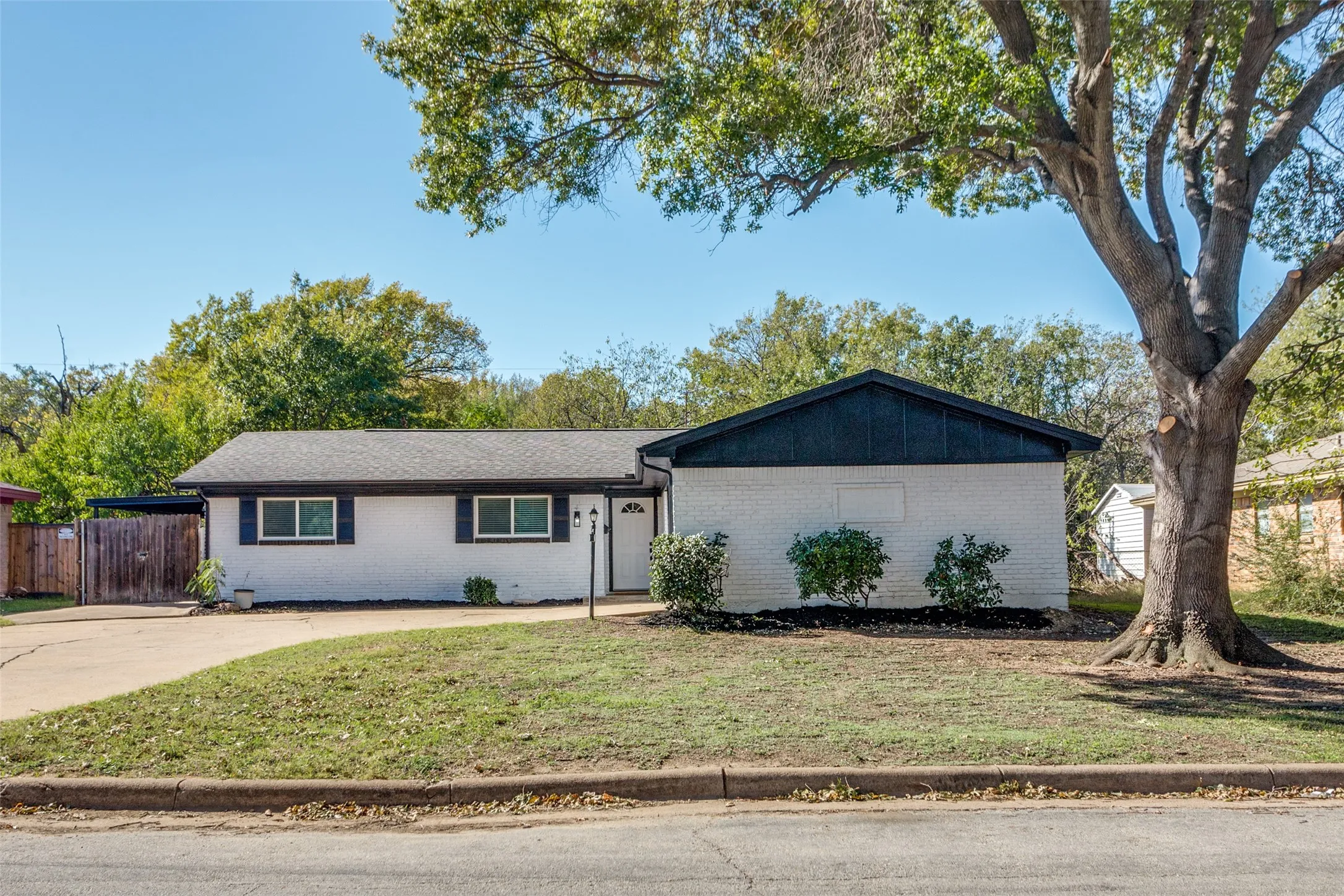 Single Family Residence For Sale in Tarrant County , 7012 Trimble Drive, Fort Worth, Texas 76134, 3 Bedrooms, 2 Bathrooms, 2 Garage spaces, 1,310 Sqft, built in 1966, Price $275,000, mls#21347137, Real Estate Agent in Fort Worth, Homes For Sale in Tarrant county, Homes For Sale in Fort Worth, Realtor in Fort Worth Texas, Real Estate Brokerage Independent Realty Texas, Luminita Cordes Realtor