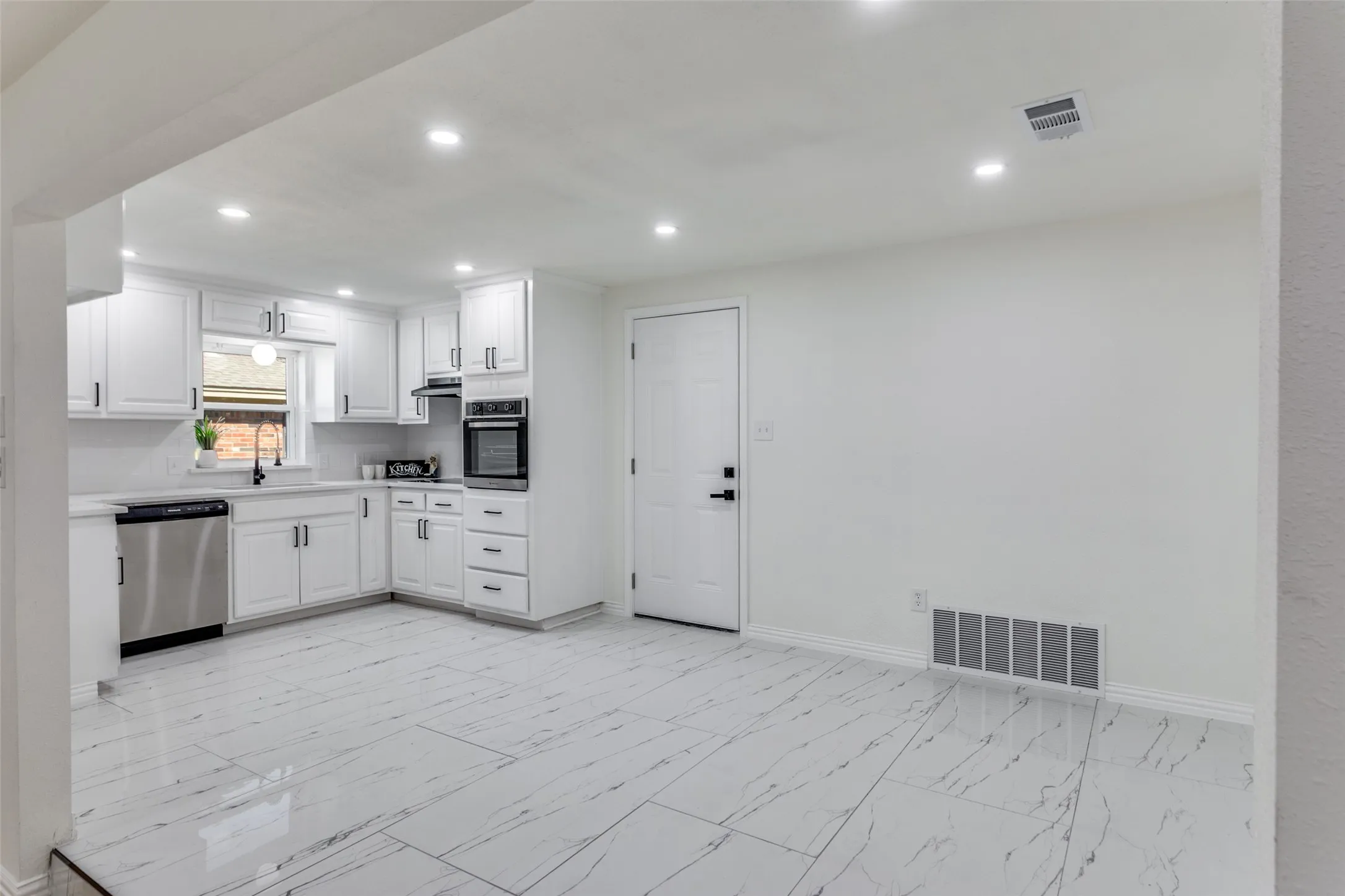 Single Family Residence For Sale in Tarrant County , 7012 Trimble Drive, Fort Worth, Texas 76134, 3 Bedrooms, 2 Bathrooms, 2 Garage spaces, 1,310 Sqft, built in 1966, Price $275,000, mls#21347137, Real Estate Agent in Fort Worth, Homes For Sale in Tarrant county, Homes For Sale in Fort Worth, Realtor in Fort Worth Texas, Real Estate Brokerage Independent Realty Texas, Luminita Cordes Realtor