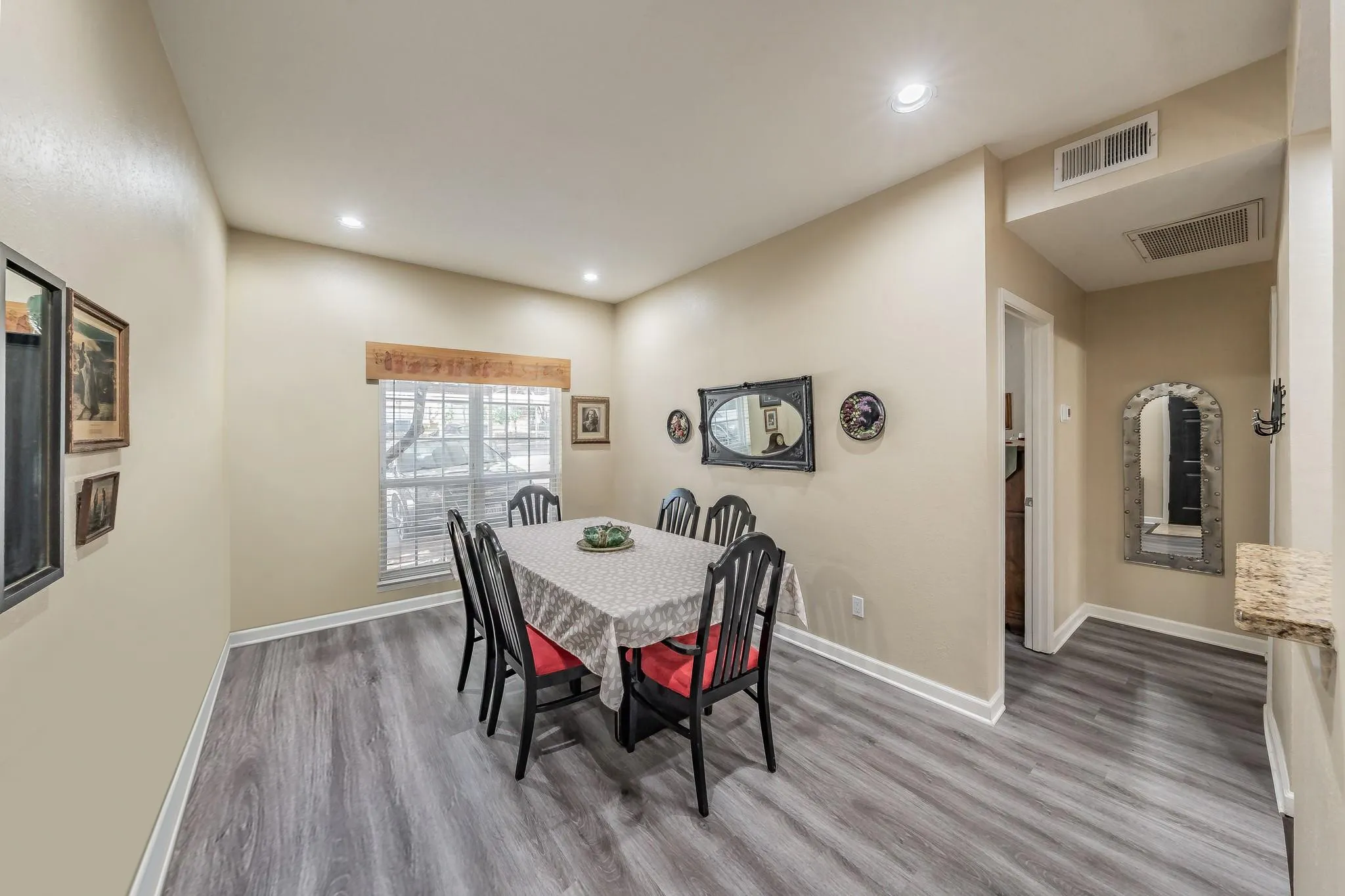 Condominium For Sale in Dallas County , 8601 Park Lane 612, Dallas, Texas 75231, 2 Bedroom, 2 Bathroom, Garage spaces, 953 Sqft, built in 1982, mls#21347359, Real Estate Agent in Dallas, Homes For Sale in Dallas county, Homes For Sale in Dallas, Realtor in Dallas Texas, Real Estate Brokerage Independent Realty Texas, Luminita Cordes Realtor