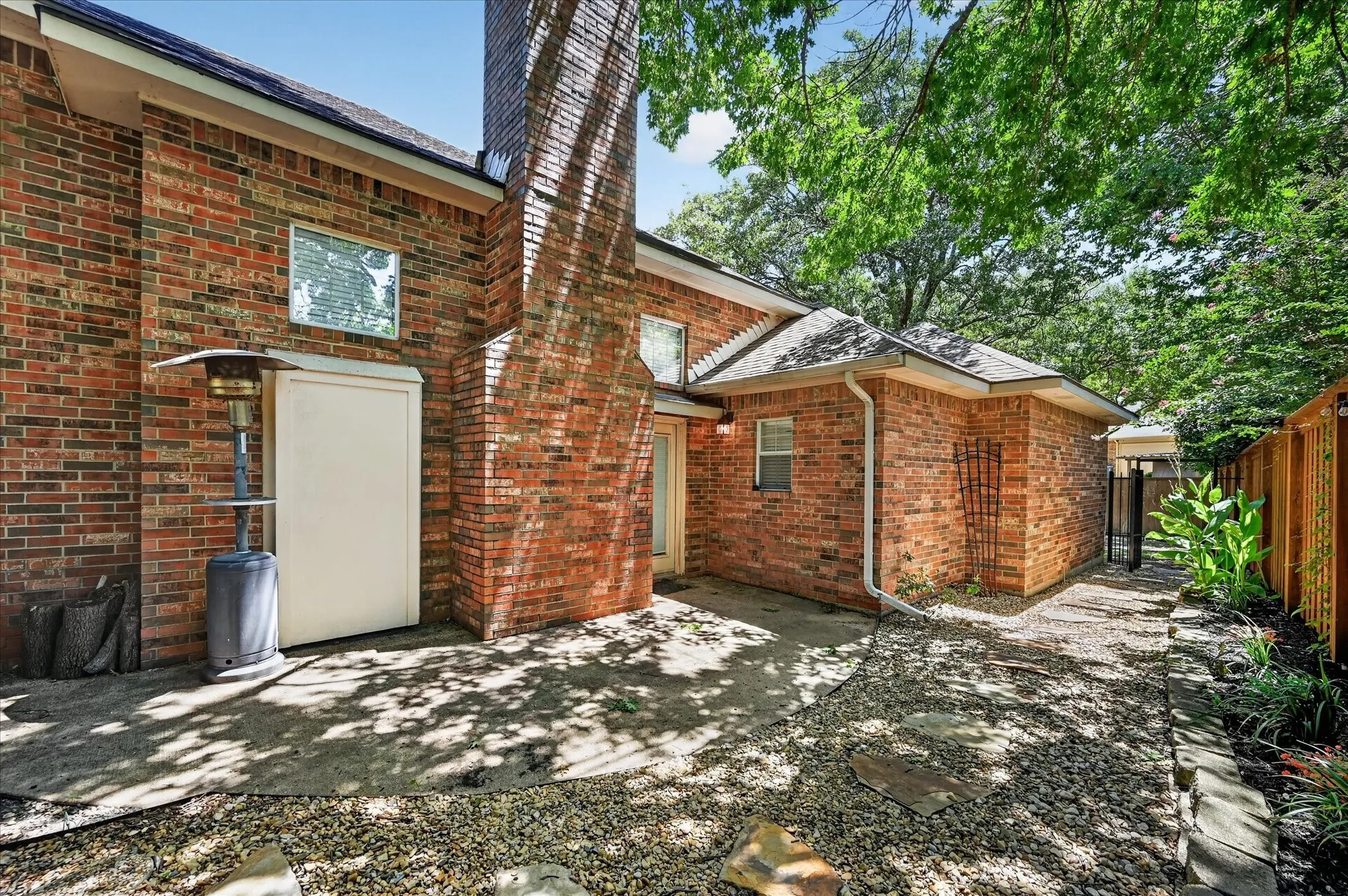 Single Family Residence For Sale in Rockwall County , 106 Sceptre Drive, Rockwall, Texas 75032, 4 Bedroom, 3 Bathroom, 2 Garage spaces, 2,785 Sqft, built in 1988, mls#21348205, Real Estate Agent in Rockwall, Homes For Sale in Rockwall county, Homes For Sale in Rockwall, Realtor in Rockwall Texas, Real Estate Brokerage Independent Realty Texas, Luminita Cordes Realtor