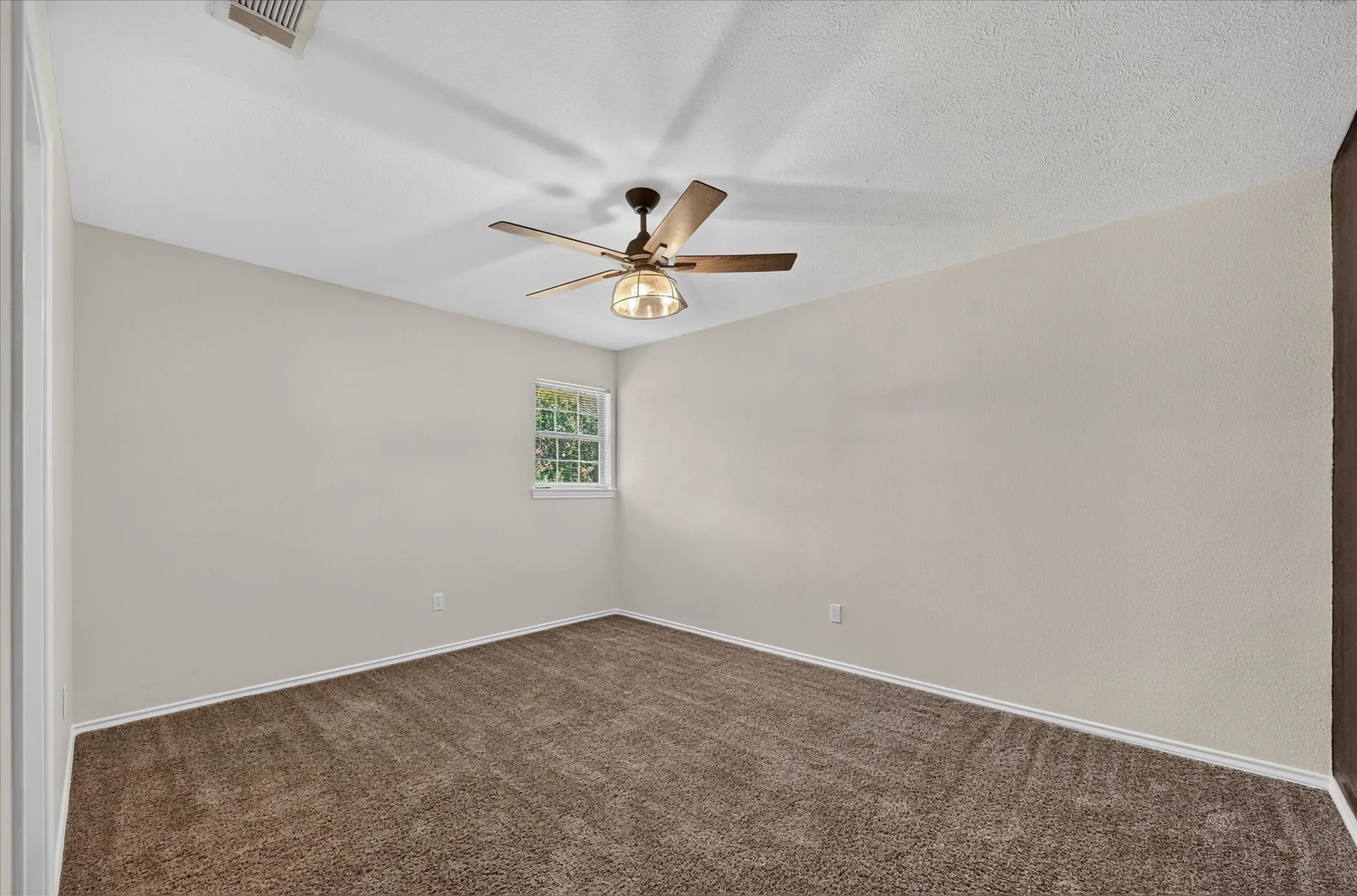Single Family Residence For Sale in Rockwall County , 106 Sceptre Drive, Rockwall, Texas 75032, 4 Bedroom, 3 Bathroom, 2 Garage spaces, 2,785 Sqft, built in 1988, mls#21348205, Real Estate Agent in Rockwall, Homes For Sale in Rockwall county, Homes For Sale in Rockwall, Realtor in Rockwall Texas, Real Estate Brokerage Independent Realty Texas, Luminita Cordes Realtor