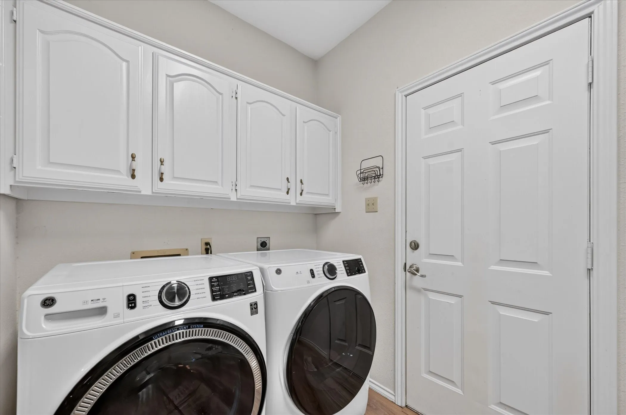 Single Family Residence For Sale in Rockwall County , 106 Sceptre Drive, Rockwall, Texas 75032, 4 Bedroom, 3 Bathroom, 2 Garage spaces, 2,785 Sqft, built in 1988, mls#21348205, Real Estate Agent in Rockwall, Homes For Sale in Rockwall county, Homes For Sale in Rockwall, Realtor in Rockwall Texas, Real Estate Brokerage Independent Realty Texas, Luminita Cordes Realtor