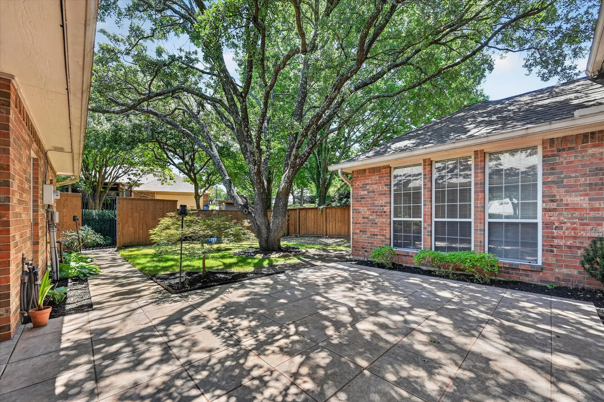 Single Family Residence For Sale in Rockwall County , 106 Sceptre Drive, Rockwall, Texas 75032, 4 Bedroom, 3 Bathroom, 2 Garage spaces, 2,785 Sqft, built in 1988, mls#21348205, Real Estate Agent in Rockwall, Homes For Sale in Rockwall county, Homes For Sale in Rockwall, Realtor in Rockwall Texas, Real Estate Brokerage Independent Realty Texas, Luminita Cordes Realtor