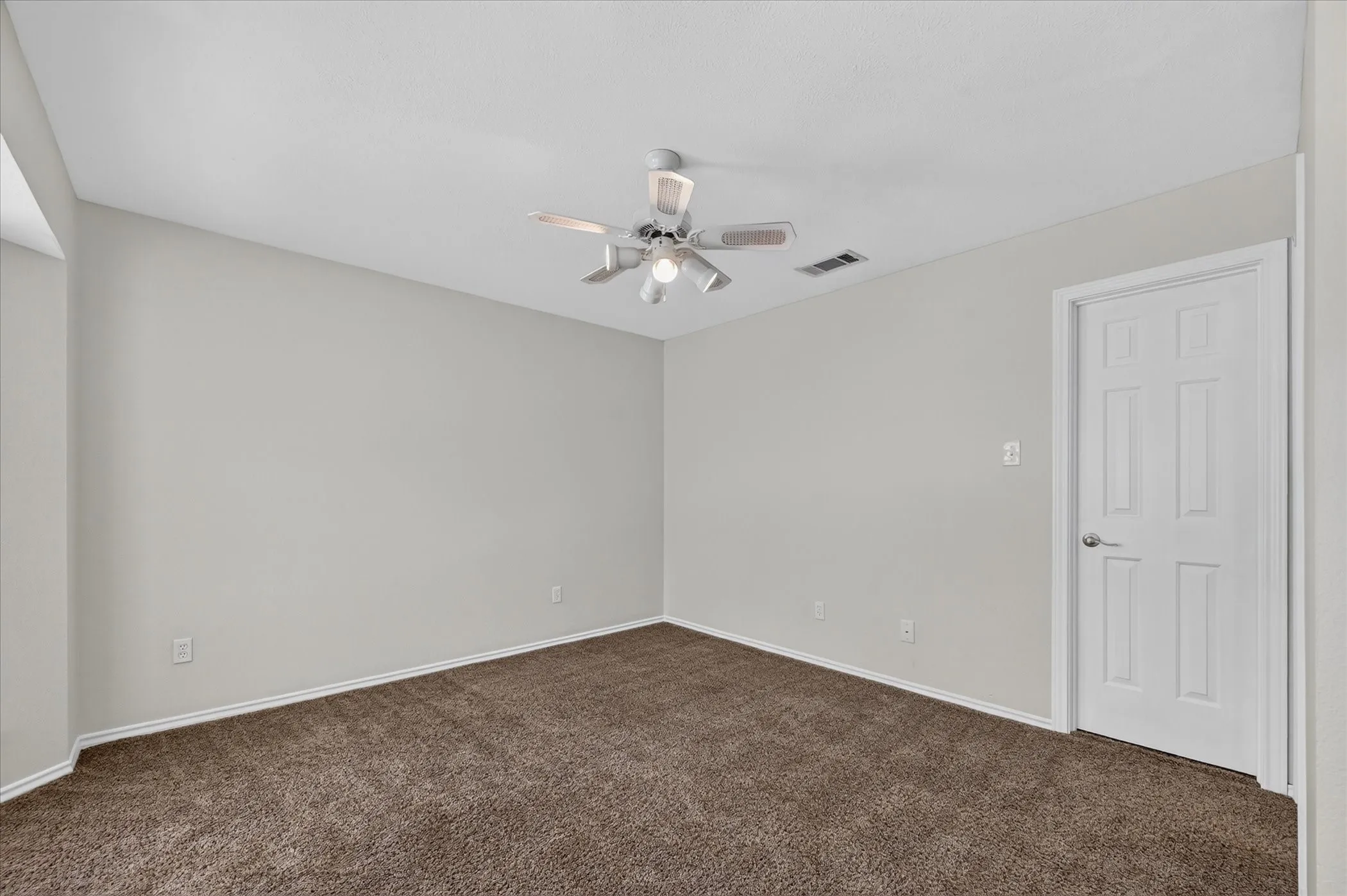 Single Family Residence For Sale in Rockwall County , 106 Sceptre Drive, Rockwall, Texas 75032, 4 Bedroom, 3 Bathroom, 2 Garage spaces, 2,785 Sqft, built in 1988, mls#21348205, Real Estate Agent in Rockwall, Homes For Sale in Rockwall county, Homes For Sale in Rockwall, Realtor in Rockwall Texas, Real Estate Brokerage Independent Realty Texas, Luminita Cordes Realtor