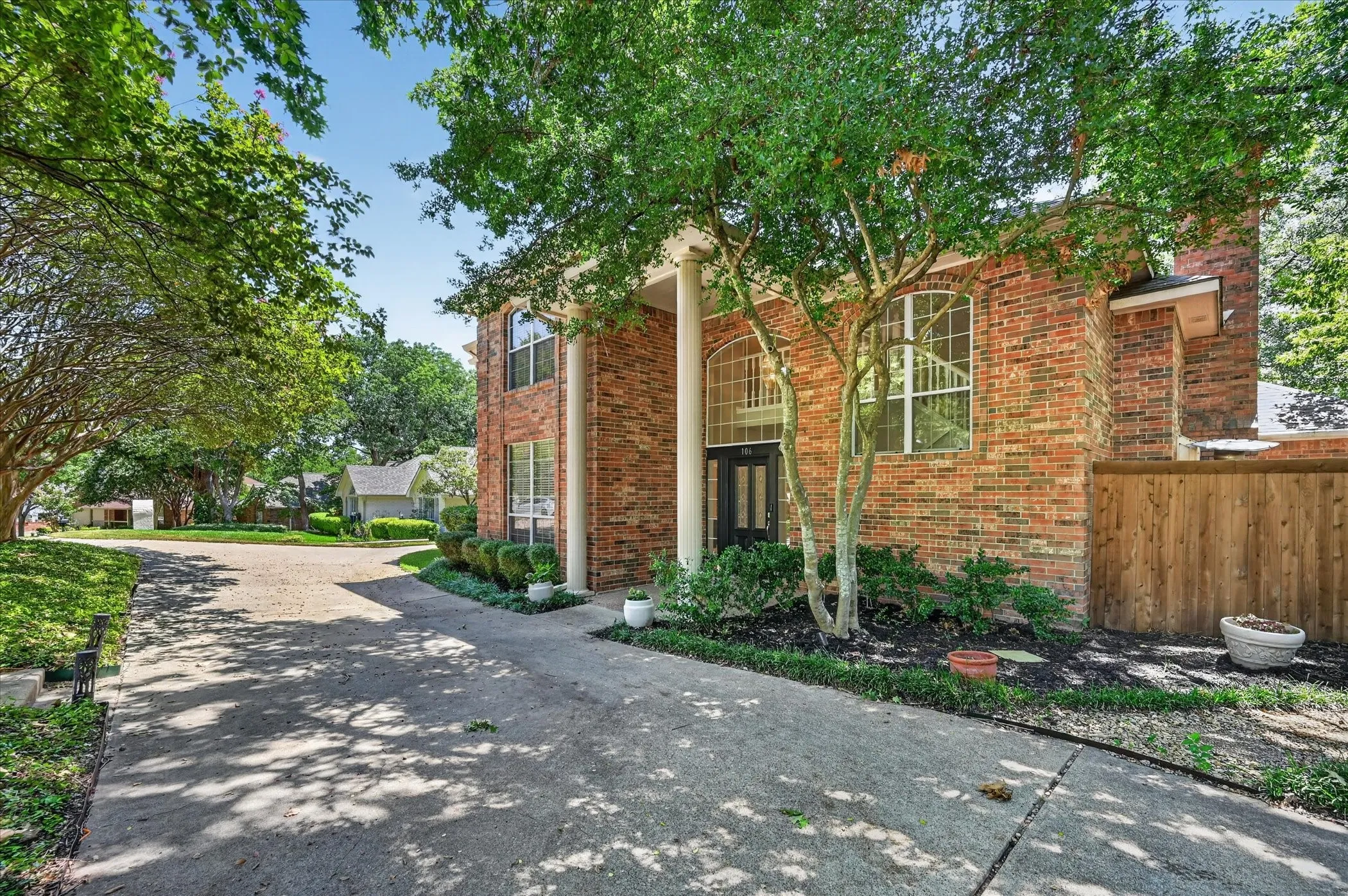 Single Family Residence For Sale in Rockwall County , 106 Sceptre Drive, Rockwall, Texas 75032, 4 Bedroom, 3 Bathroom, 2 Garage spaces, 2,785 Sqft, built in 1988, mls#21348205, Real Estate Agent in Rockwall, Homes For Sale in Rockwall county, Homes For Sale in Rockwall, Realtor in Rockwall Texas, Real Estate Brokerage Independent Realty Texas, Luminita Cordes Realtor