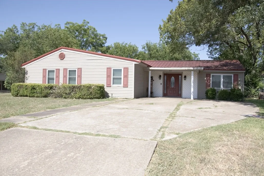 Single Family Residence For Sale in Limestone County , 214 Red Bird Lane, Mexia, Texas 76667, 3 Bedrooms, 2 Bathrooms, Garage spaces, 1,383 Sqft, built in 1969, Price $149,900, mls#21345718, Real Estate Agent in Mexia, Homes For Sale in Limestone county, Homes For Sale in Mexia, Realtor in Mexia Texas, Real Estate Brokerage Independent Realty Texas, Luminita Cordes Realtor