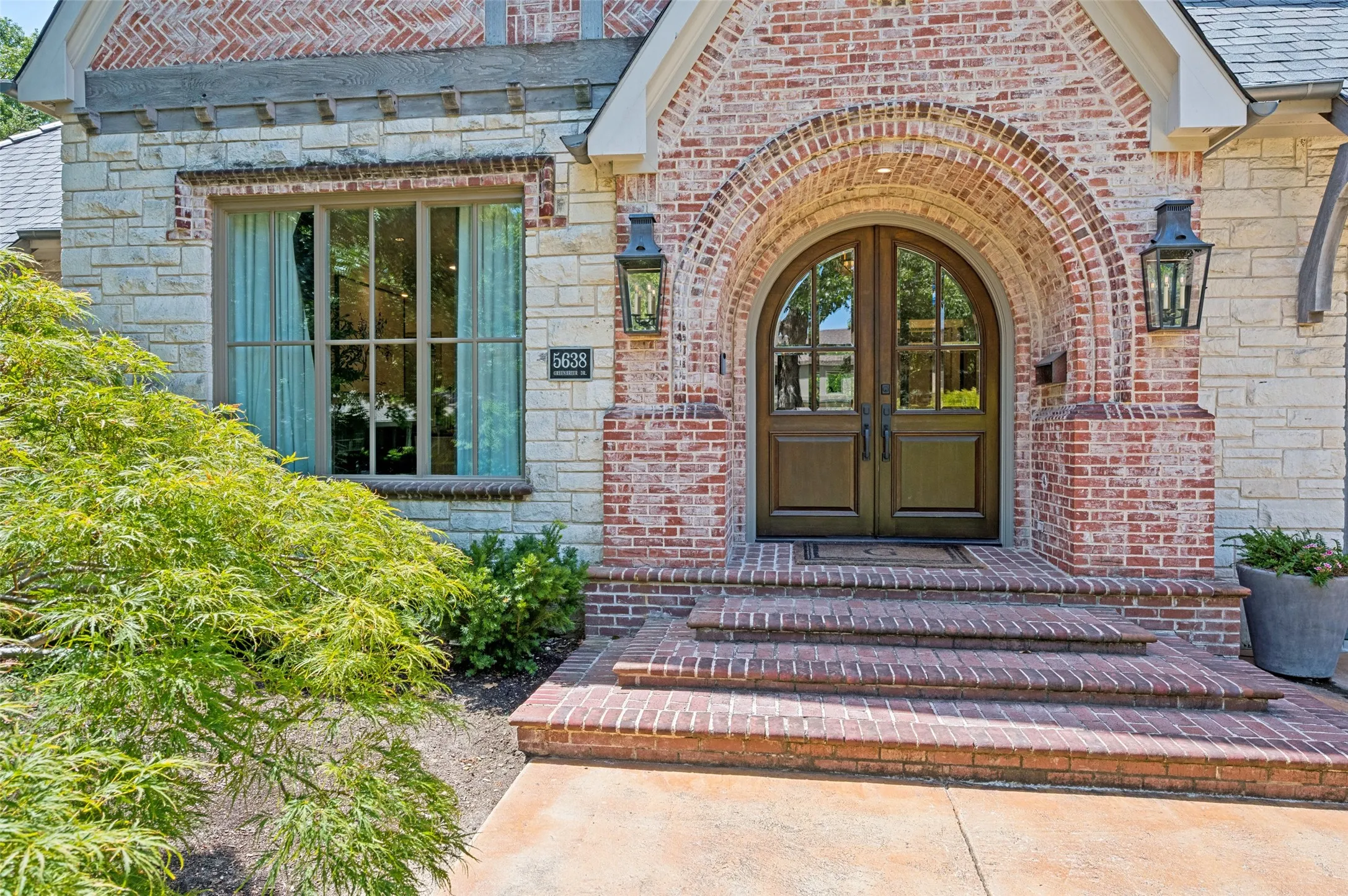 Single Family Residence For Sale in Dallas County , 5638 Greenbrier Drive, Dallas, Texas 75209, 4 Bedroom, 5 Bathroom, 2 Garage spaces, 4,465 Sqft, built in 2006, mls#21348200, Real Estate Agent in Dallas, Homes For Sale in Dallas county, Homes For Sale in Dallas, Realtor in Dallas Texas, Real Estate Brokerage Independent Realty Texas, Luminita Cordes Realtor