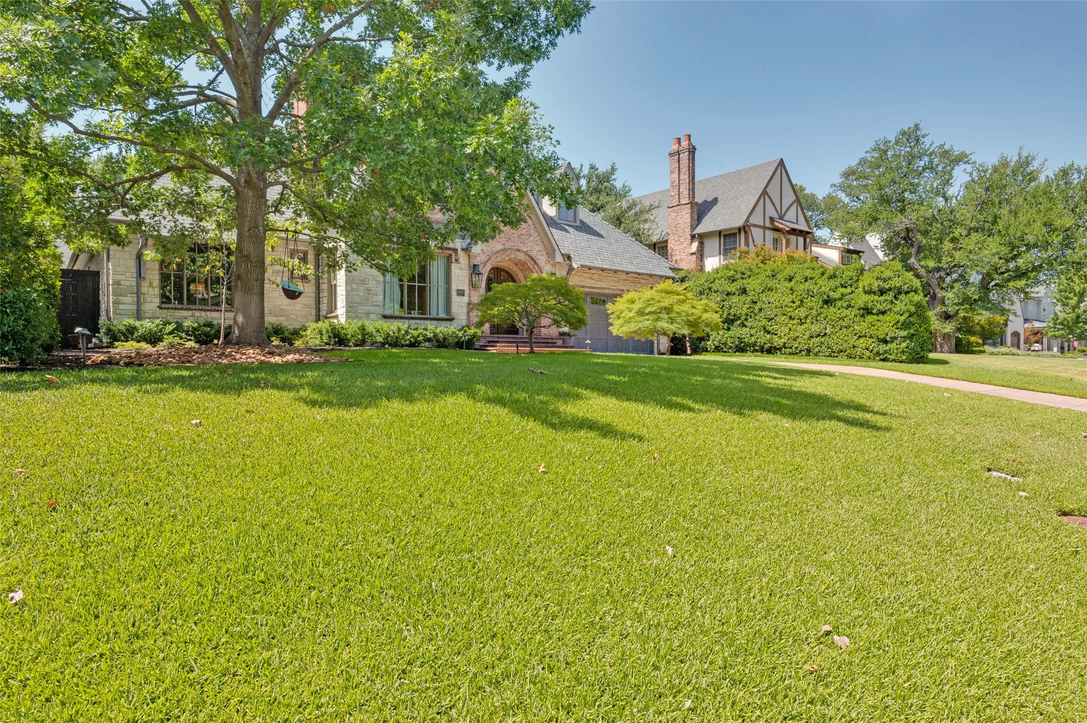 Single Family Residence For Sale in Dallas County , 5638 Greenbrier Drive, Dallas, Texas 75209, 4 Bedroom, 5 Bathroom, 2 Garage spaces, 4,465 Sqft, built in 2006, mls#21348200, Real Estate Agent in Dallas, Homes For Sale in Dallas county, Homes For Sale in Dallas, Realtor in Dallas Texas, Real Estate Brokerage Independent Realty Texas, Luminita Cordes Realtor