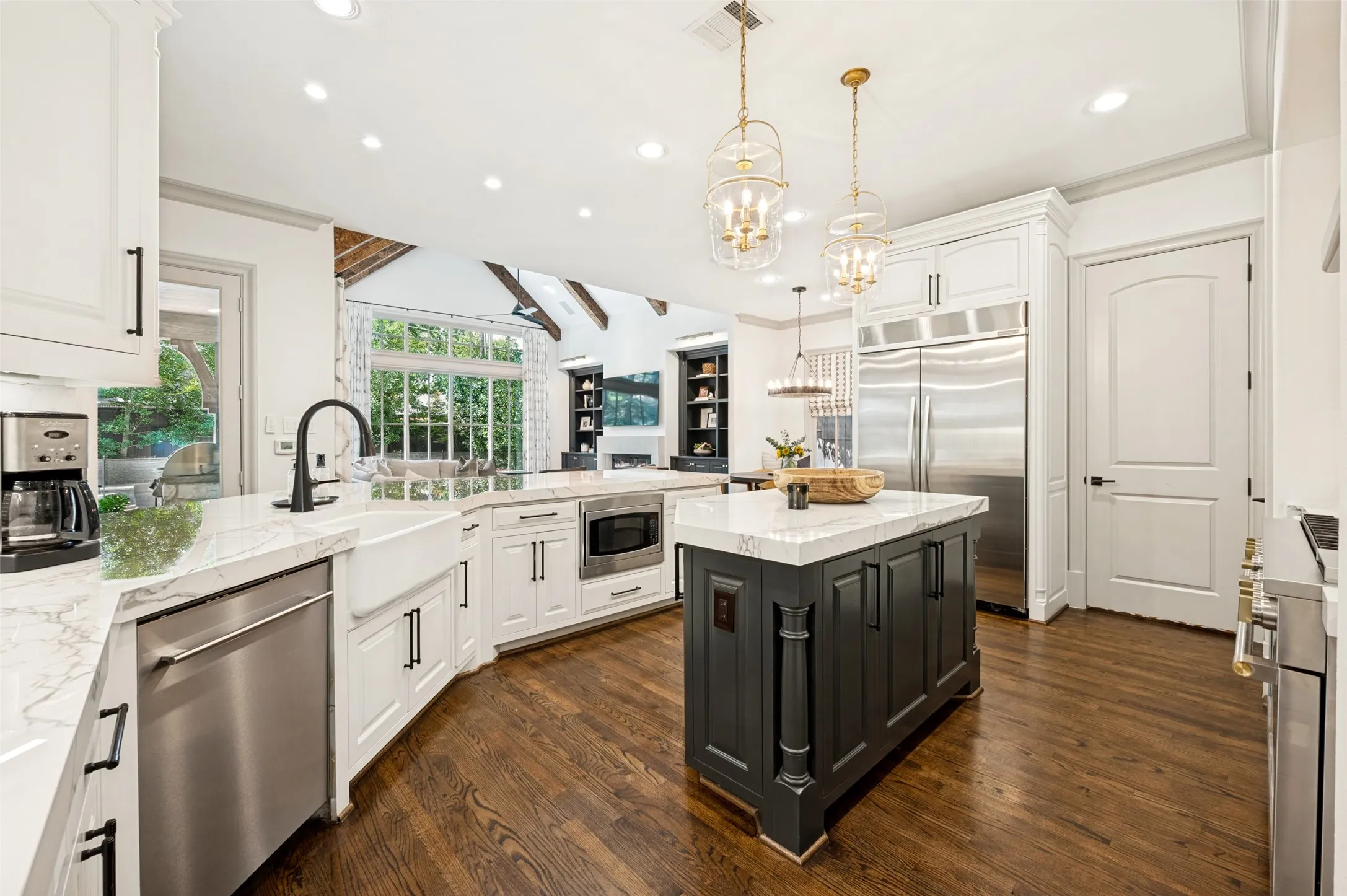 Single Family Residence For Sale in Dallas County , 5638 Greenbrier Drive, Dallas, Texas 75209, 4 Bedroom, 5 Bathroom, 2 Garage spaces, 4,465 Sqft, built in 2006, mls#21348200, Real Estate Agent in Dallas, Homes For Sale in Dallas county, Homes For Sale in Dallas, Realtor in Dallas Texas, Real Estate Brokerage Independent Realty Texas, Luminita Cordes Realtor